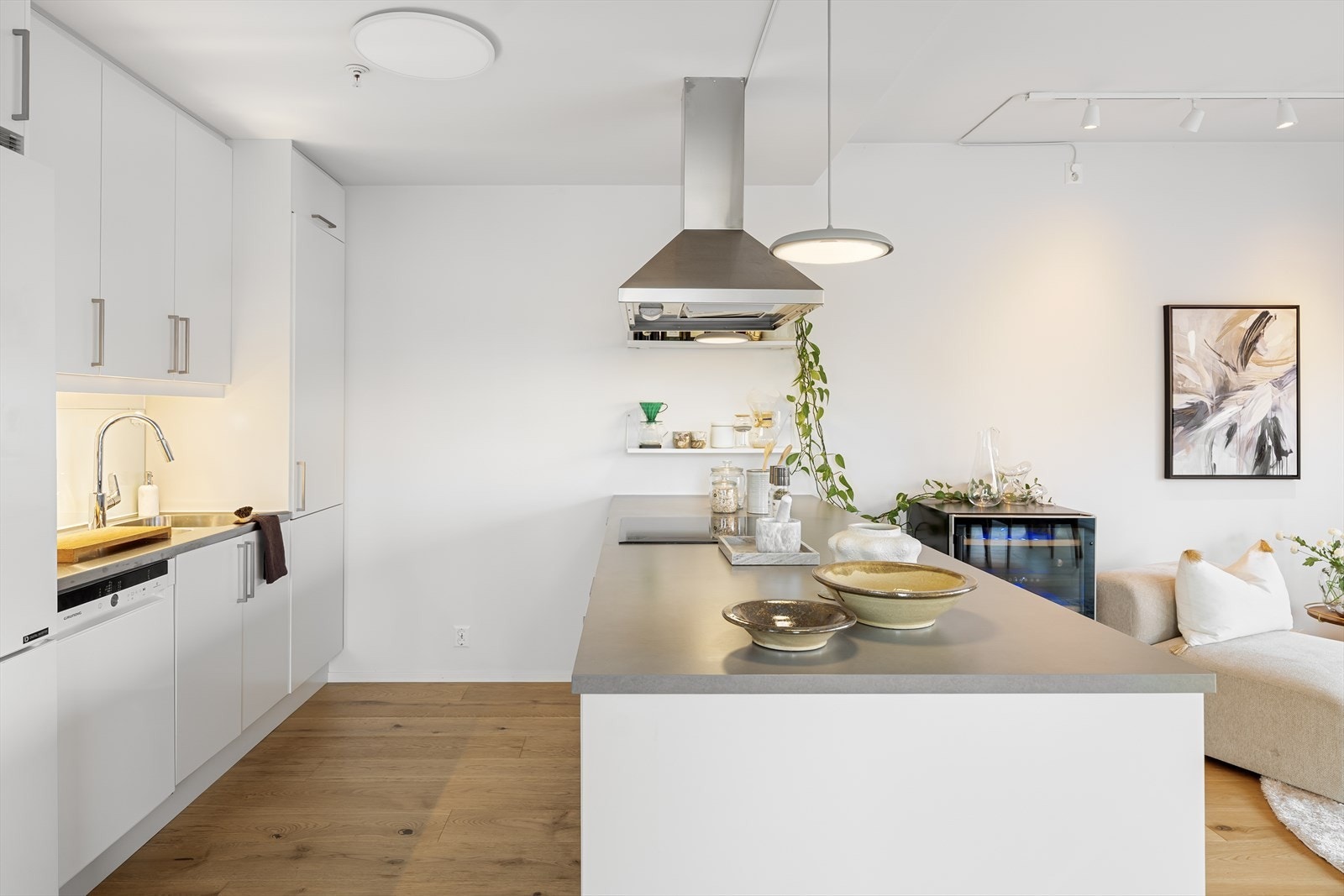 - Pent kjøkken med moderne innredning, god benkeplass og integrerte hvitevarer - Galleribilde