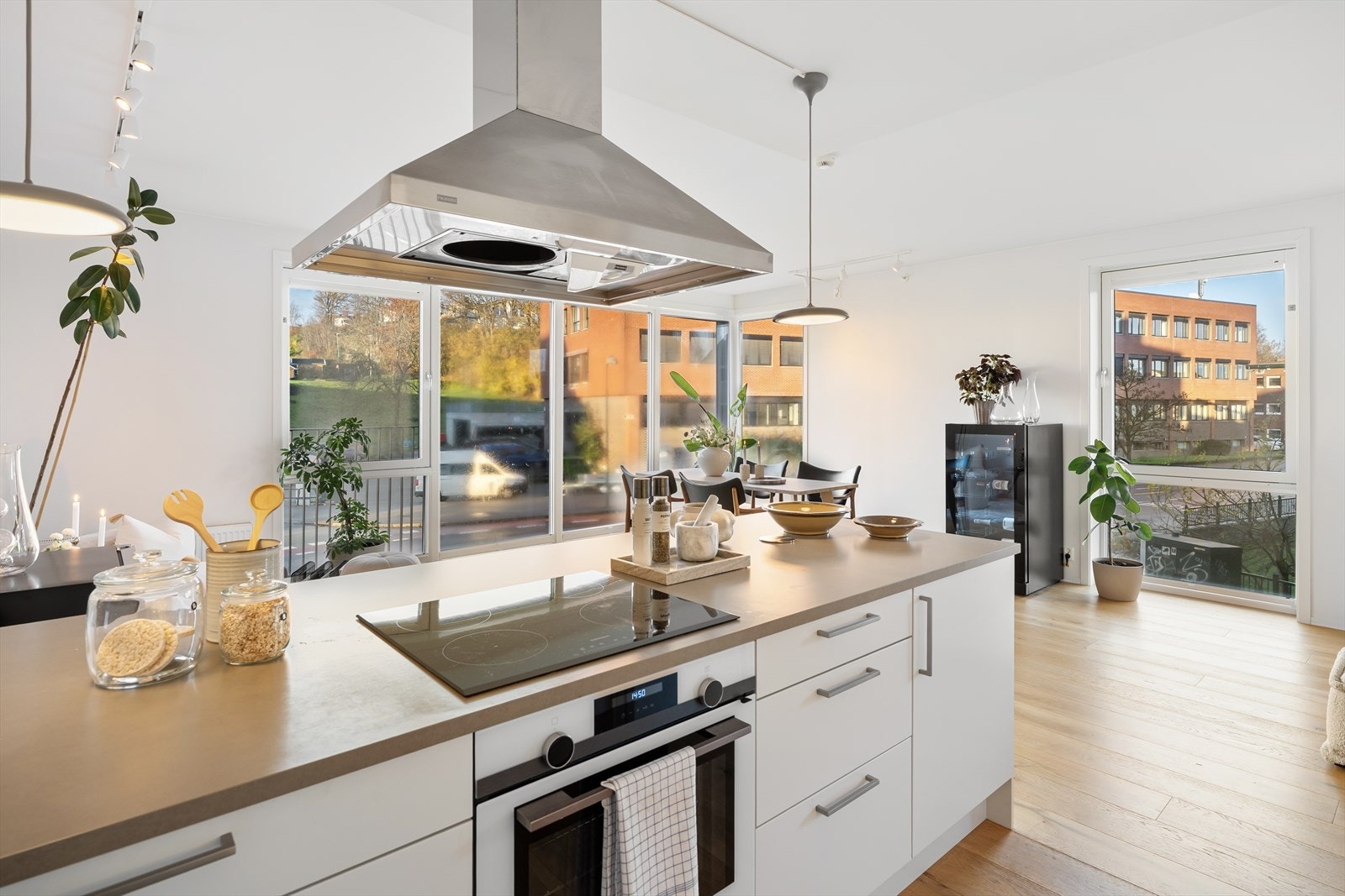 - Åpen kjøkkenløsning med sosial kjøkkenøy - Galleribilde