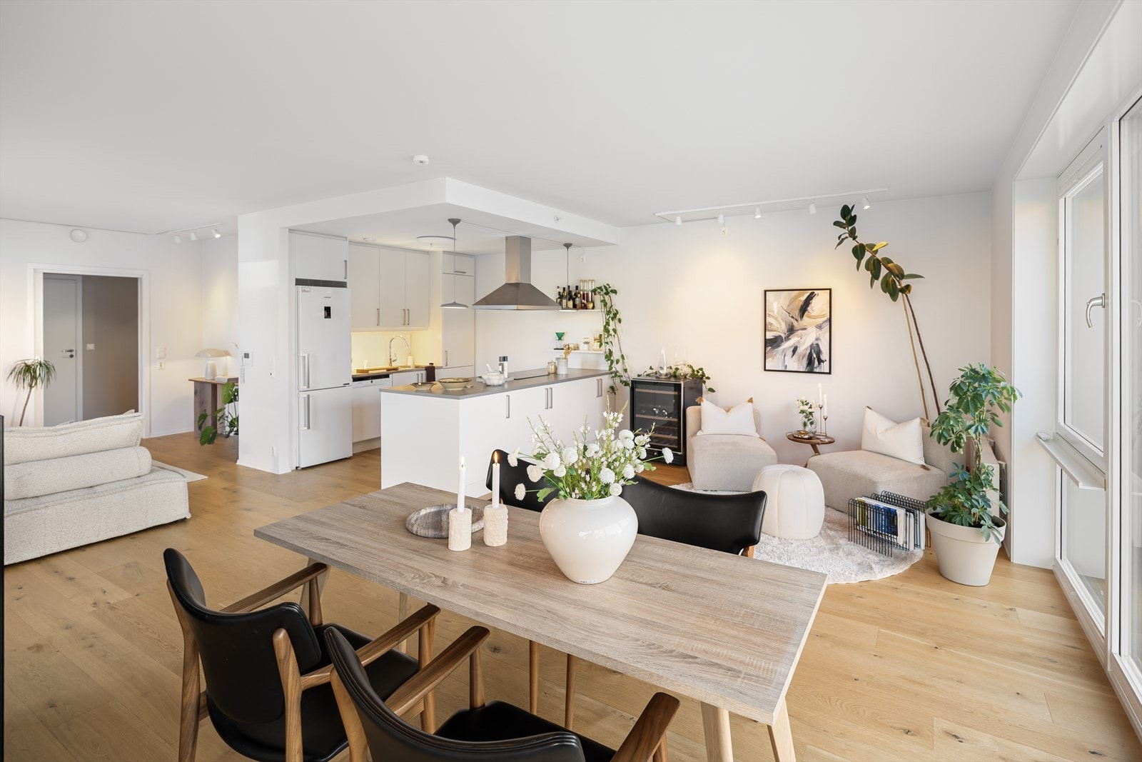 - Thea Edland ved Nordvik Bolig har gleden av å presentere Tanangergta 12. Foto: Jan Rune Berge - Galleribilde