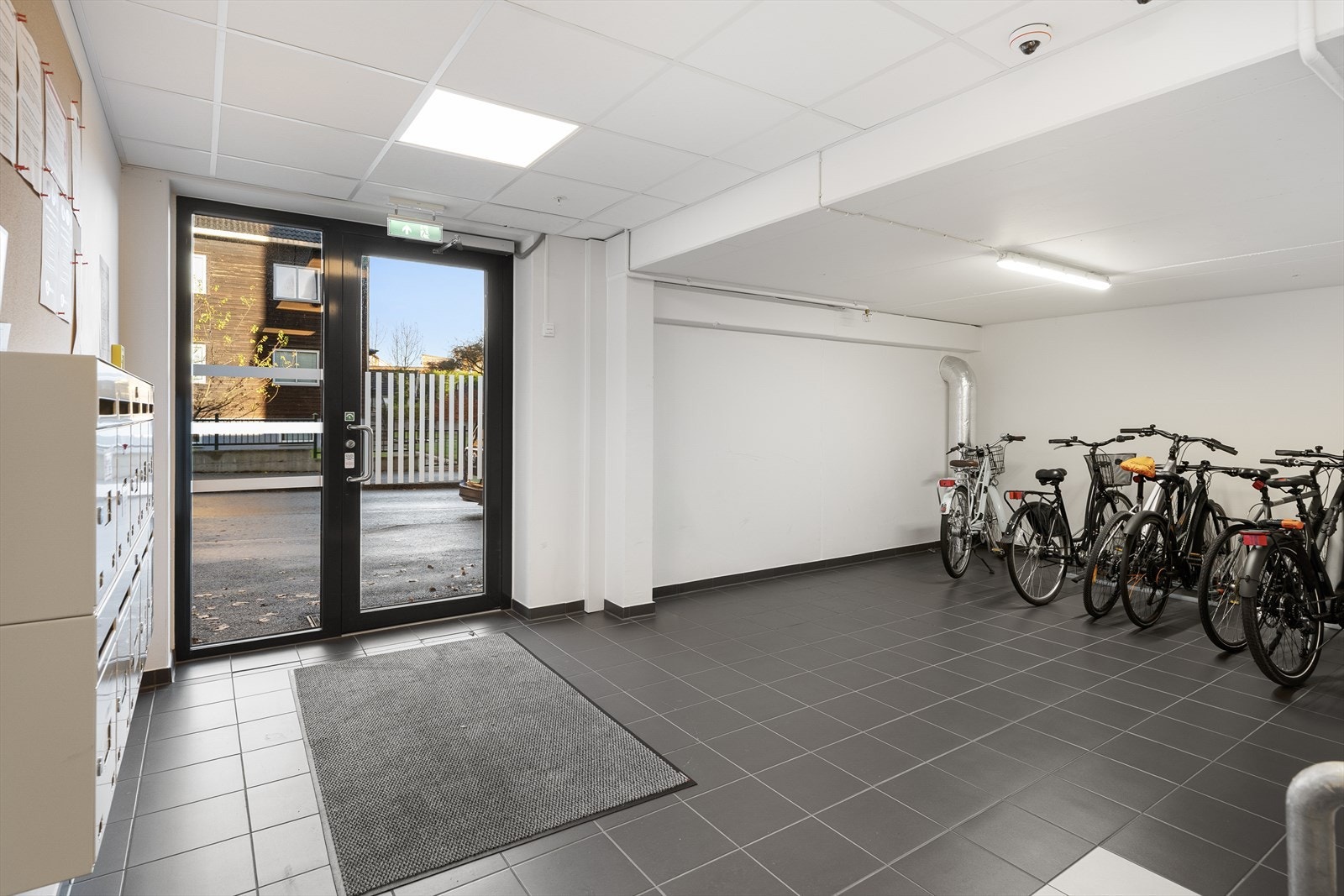 - Felles inngangsparti med sykkelparkering - Galleribilde