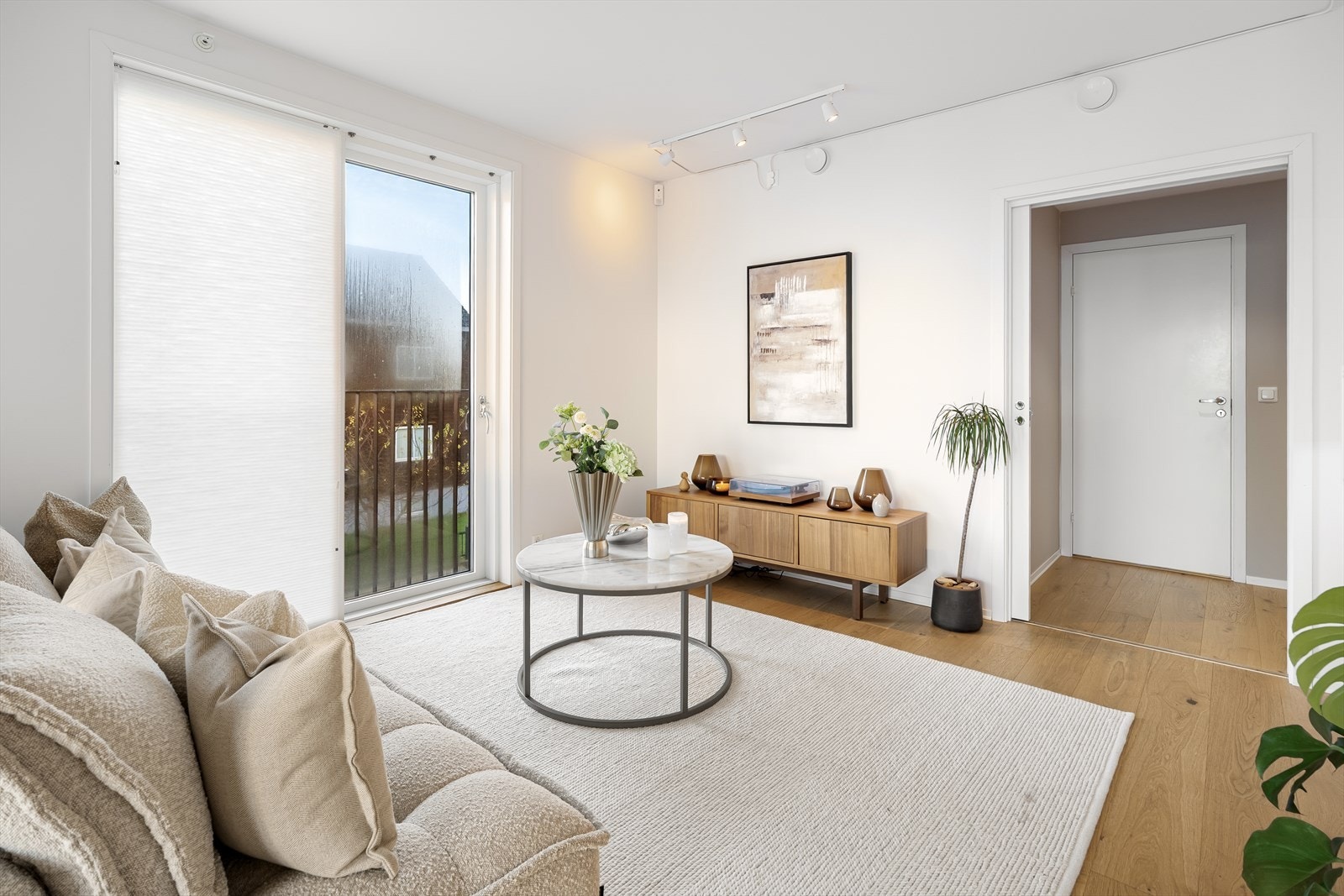 - Lun og innbydende stuesone med store vinduer og delikate farger som skaper en rolig atmosfære - Galleribilde