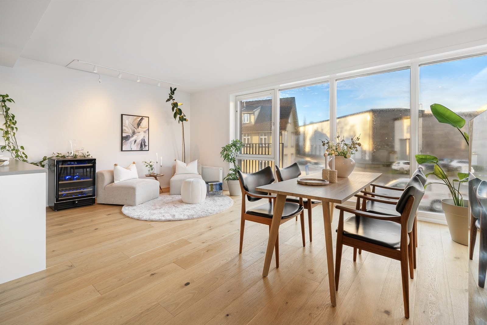 - Lys og elegant stue med store vindusflater som slipper inn rikelig med naturlig lys og skaper en lun atmosfære - Galleribilde