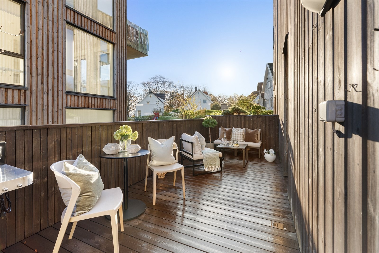 - Romslig terrasse med god plass til utemøbler og grill - Galleribilde