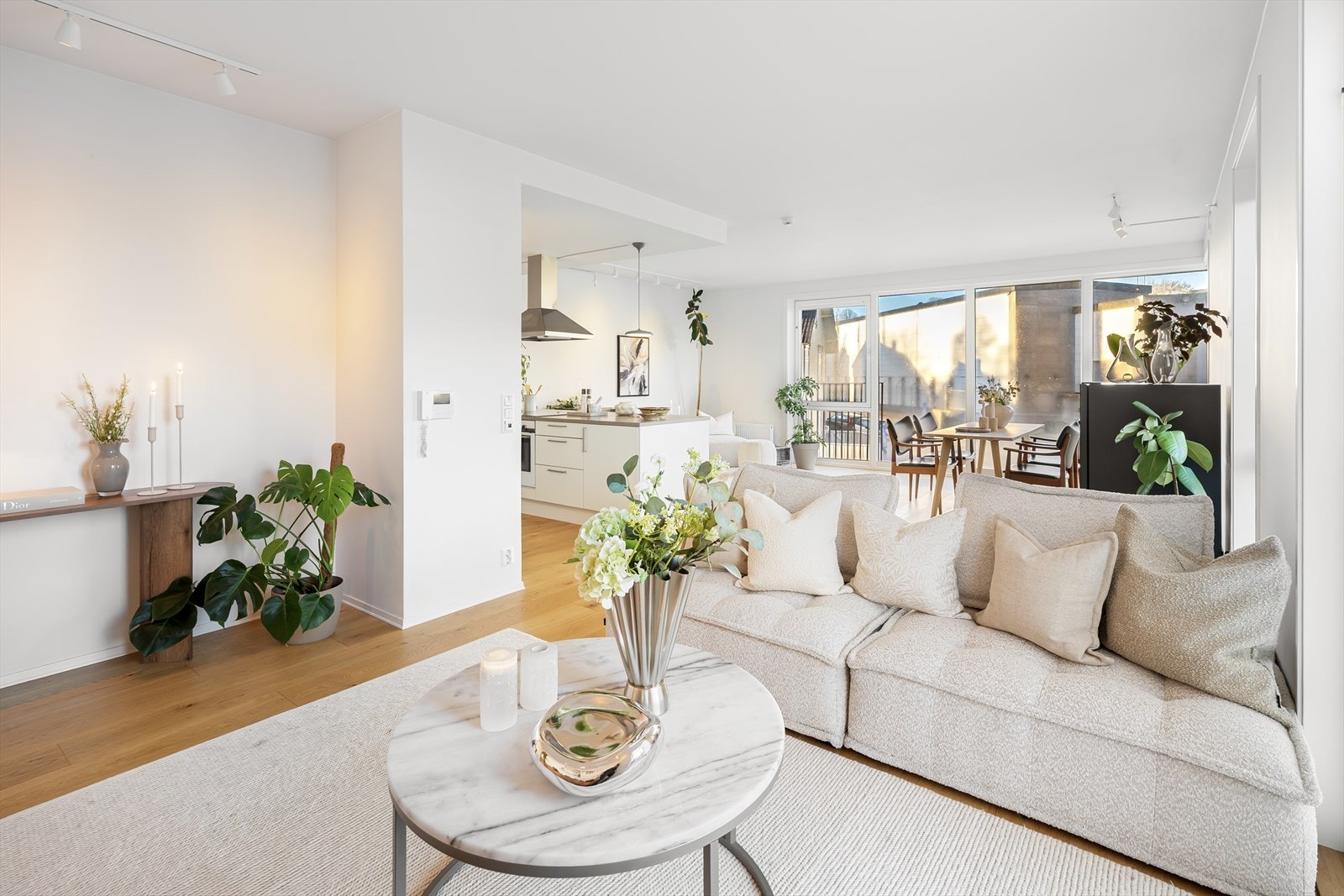 - Lys og åpen stue kjøkken løsning - Galleribilde