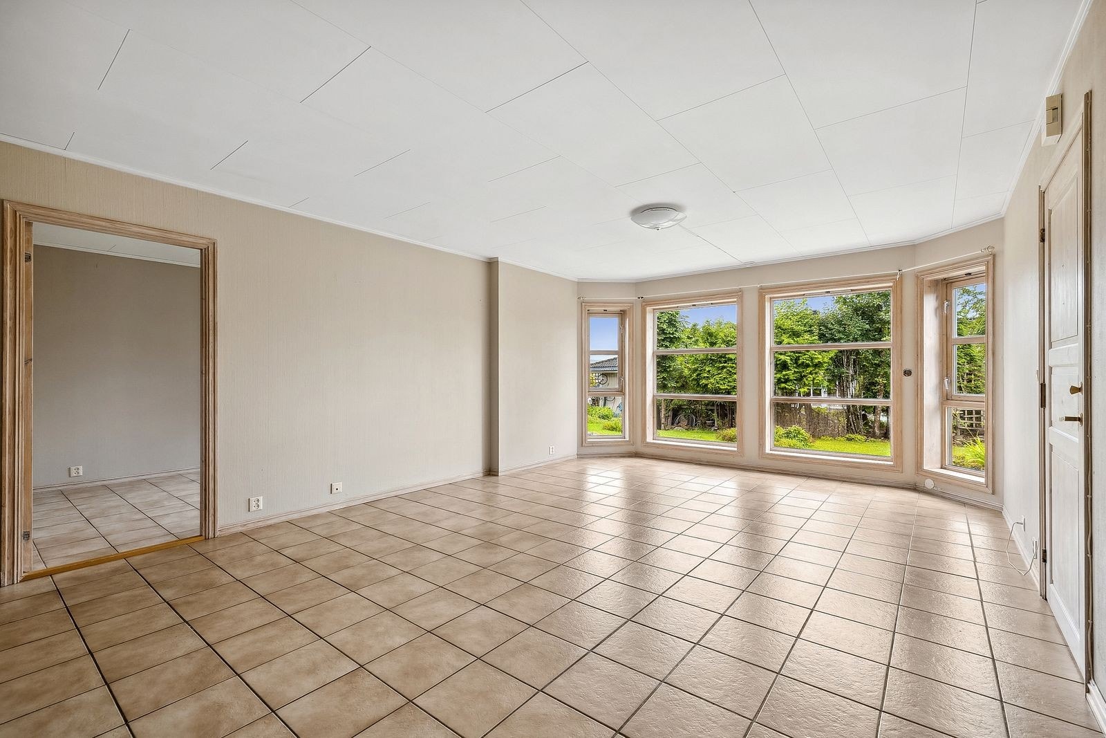 Sokkel 1: Romslig stue med store vindusflater - ikke ledig. Galleribilde