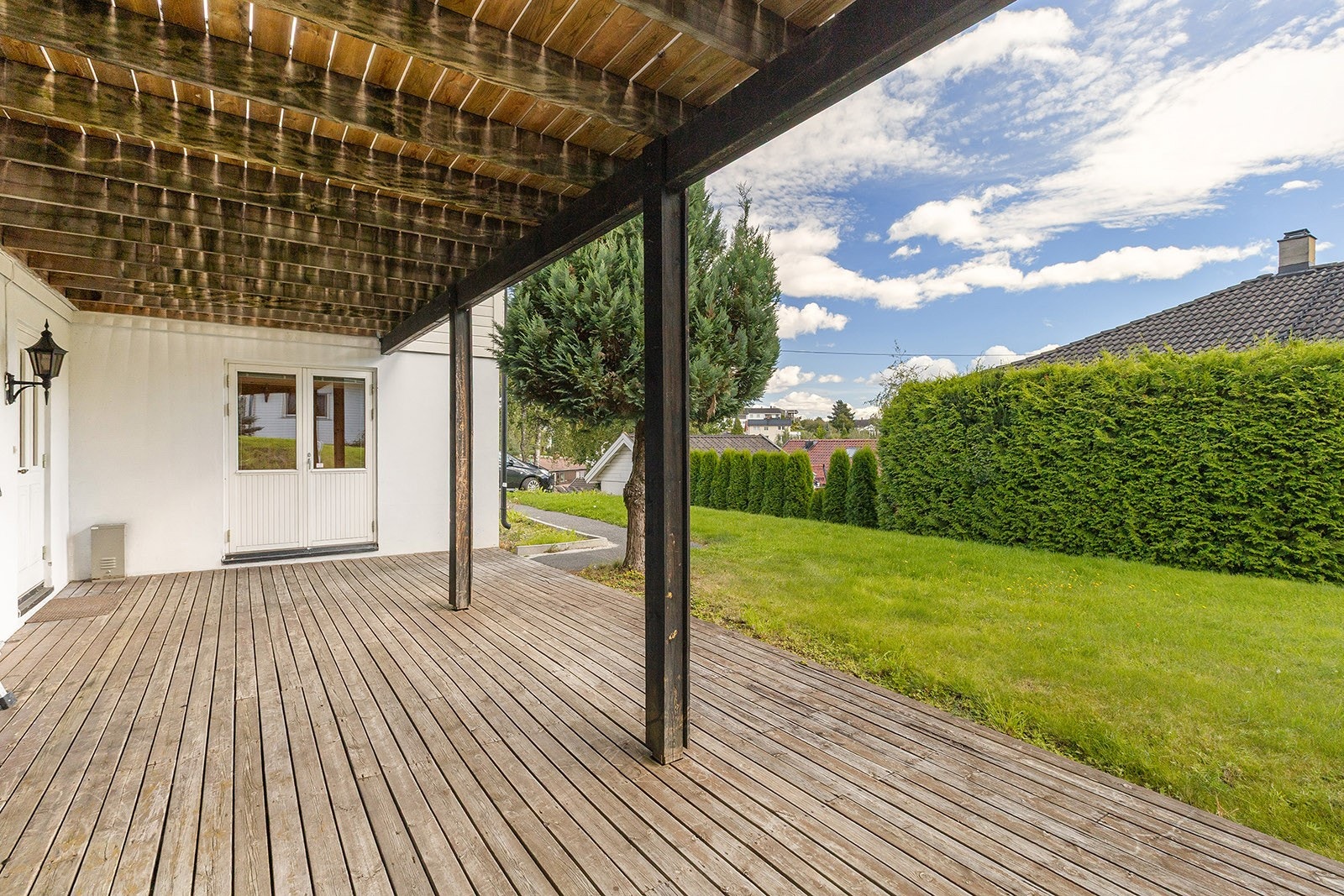 Her er det plass til diverse utemøbler, i tillegg til det er en gressplen med boltreplass. Galleribilde