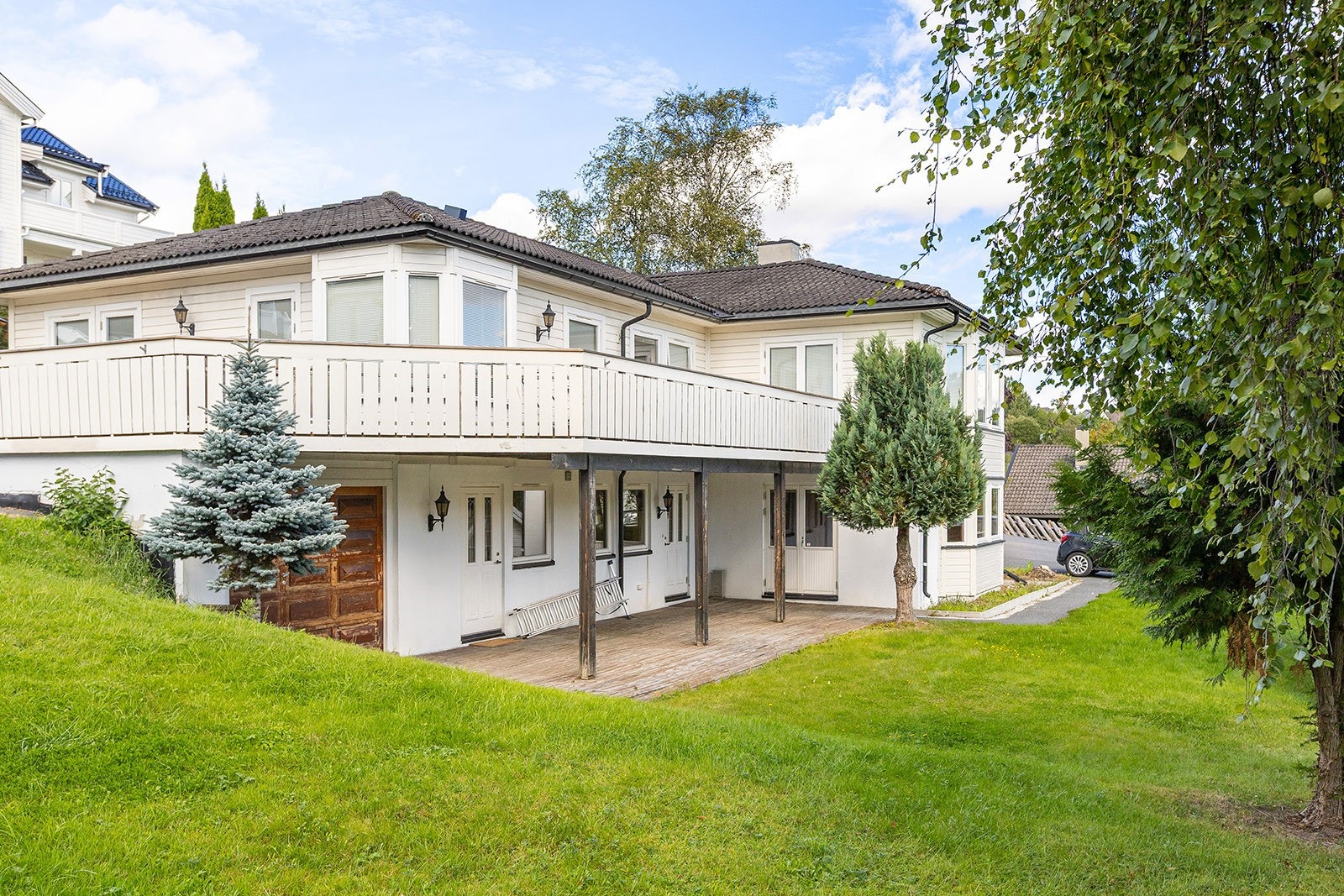 Odins vei 8 C er en koselig halvpart tomannsbolig med to soverom, egen parkeringsplass, samt utgang til terrasse og hage. Galleribilde