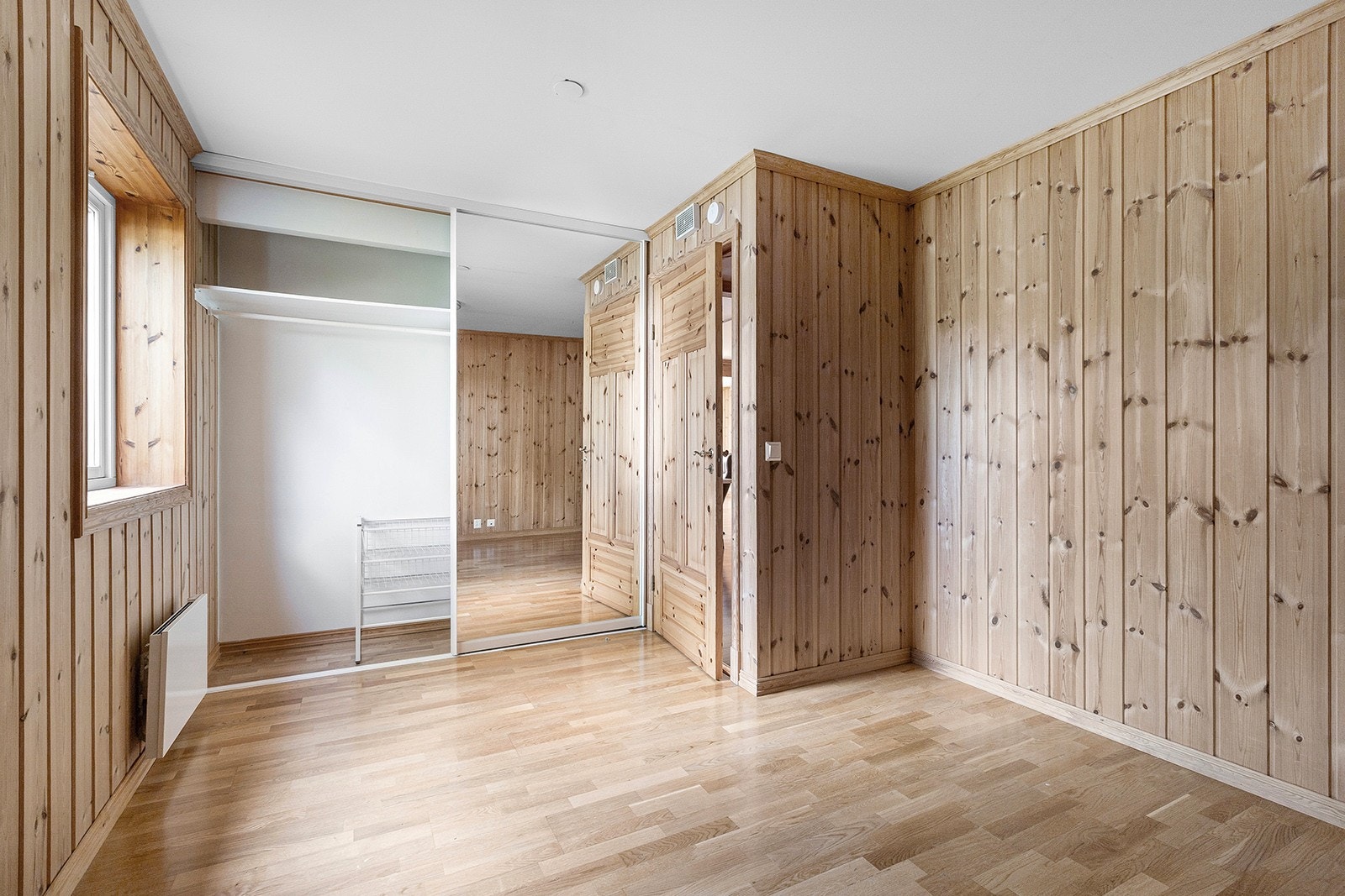 Hovedsoverommet har god plass til dobbeltseng og er innredet med garderobeskap med speildører for oppbevaring. Galleribilde