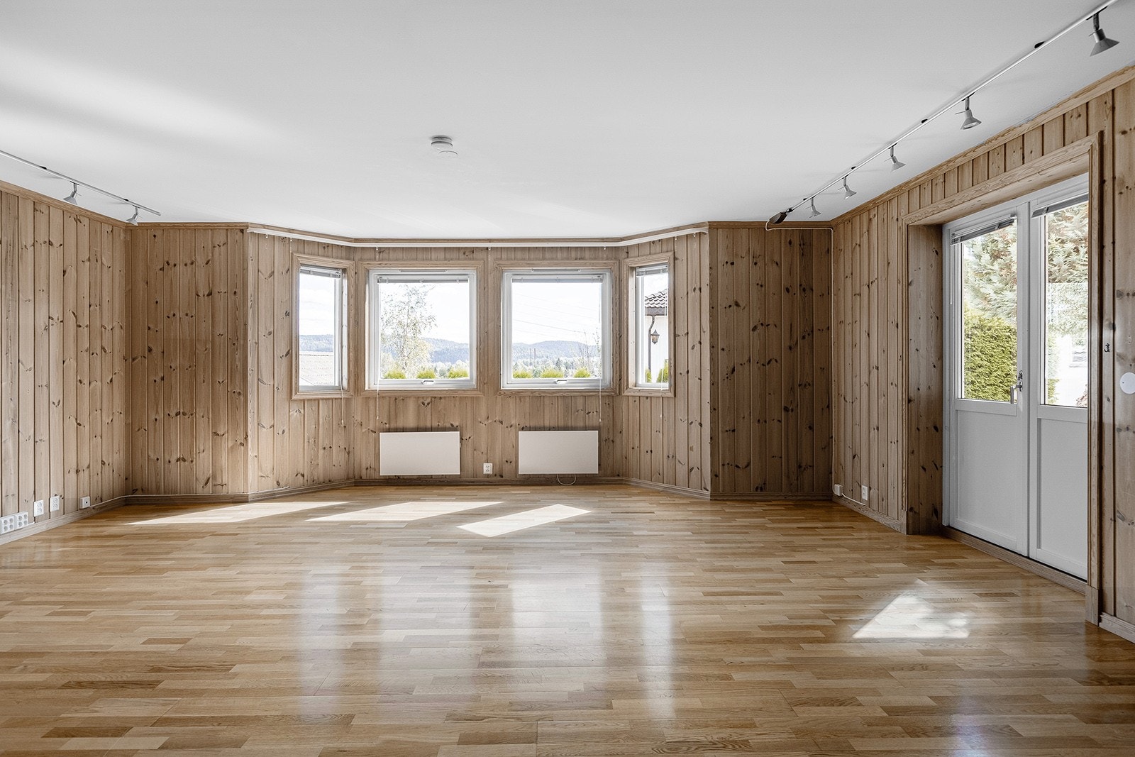 Boligen har god størrelse på de ulike rommene med gode vindusflater som slipper inn rikelig med naturlig belysning. Galleribilde