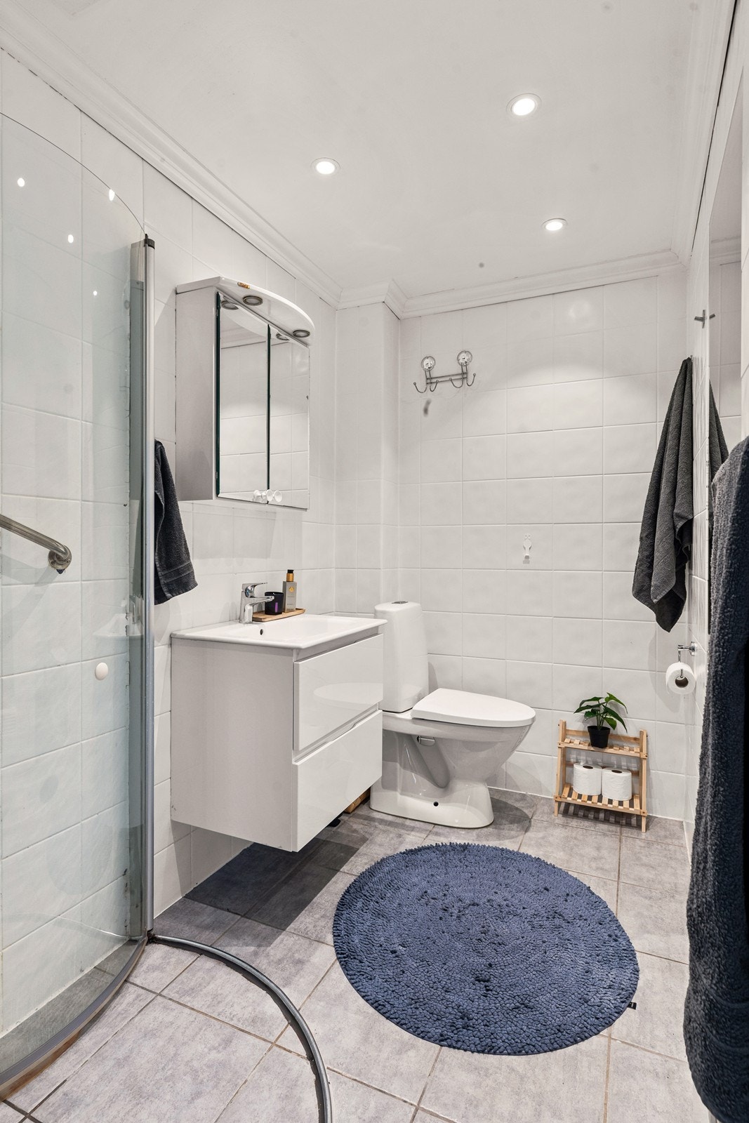 Baderommet har flislagt gulv og fliser som er malt på veggene. Det er avvik i fra dagens krav. Det er innredet med skapinnredning med heldekkende servant med speilskap over, i tillegg er det dusjhjørne og gulvmontert wc Galleribilde