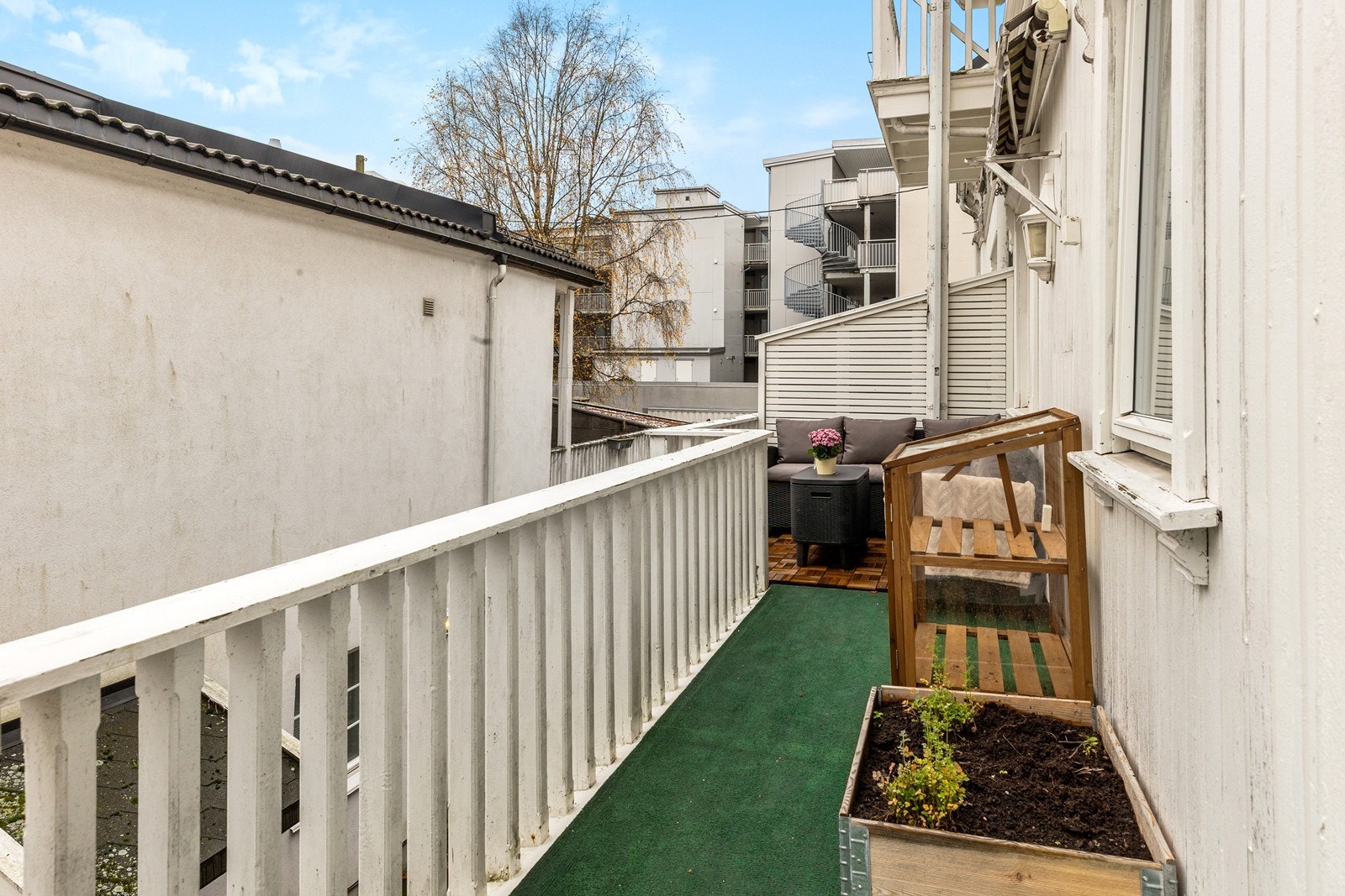 Det er også plass til plantekasser på verandaen. I tillegg er det montert terrassemarkise Galleribilde