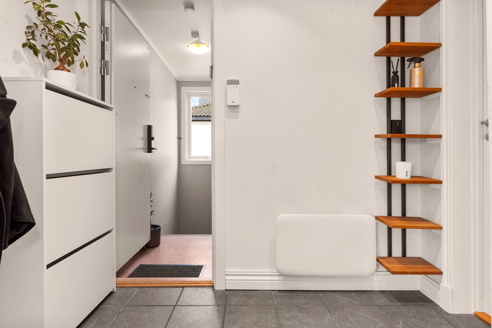 I gangen er det plass til skoskap, hyller og stumtjener/klesoppheng Galleribilde