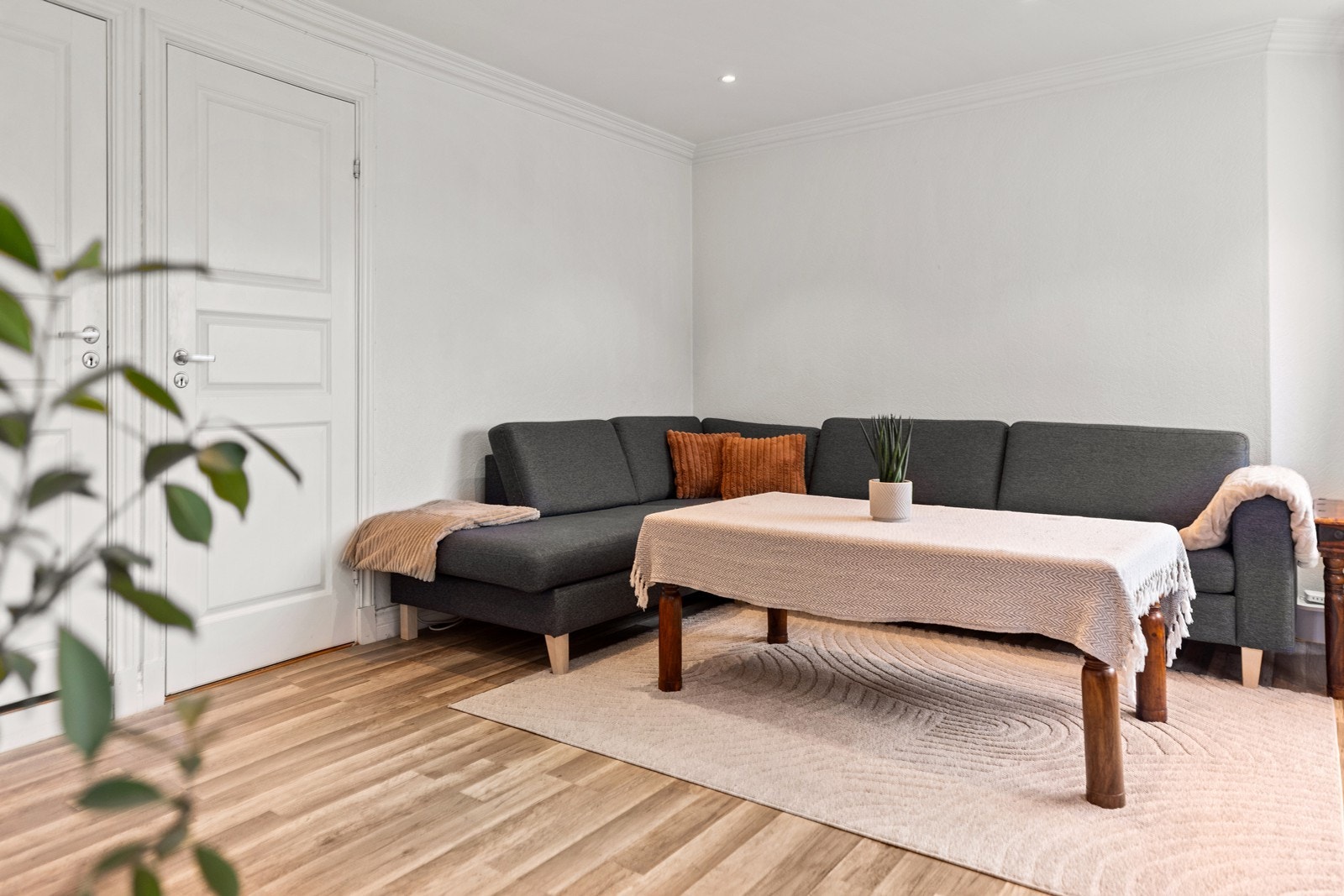 I stua er det blant annet plass til salong med bord Galleribilde