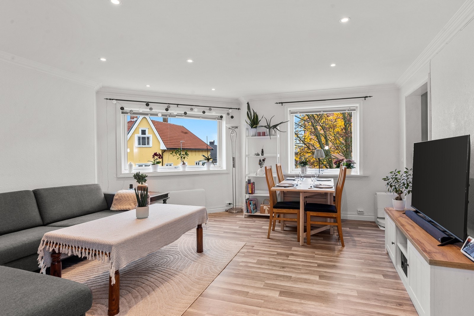 Flere vindusflater sørger for godt, naturlig innslipp av dagslys Galleribilde