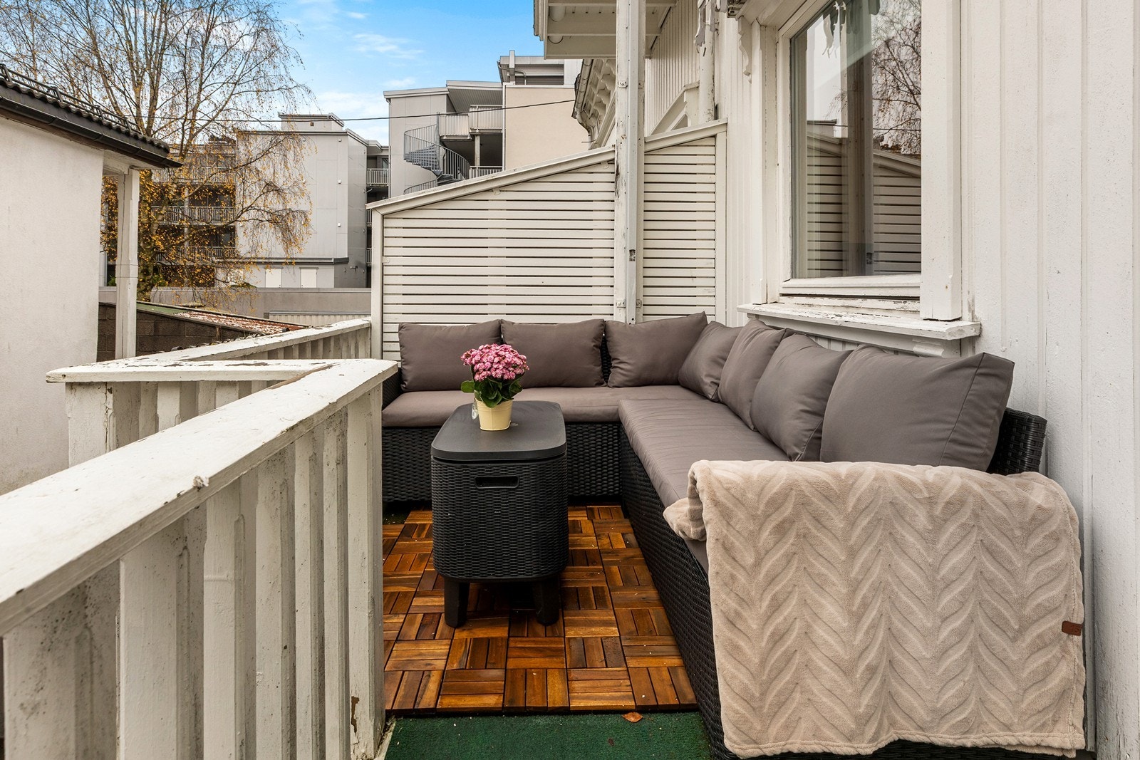 På verandaen er det plass til en utegruppe. Utvendige fasader og rekkverk har behov for utbedring. Sameiet har planlagt utbedring av utvendige fasader i 2026, i flg. selger Galleribilde