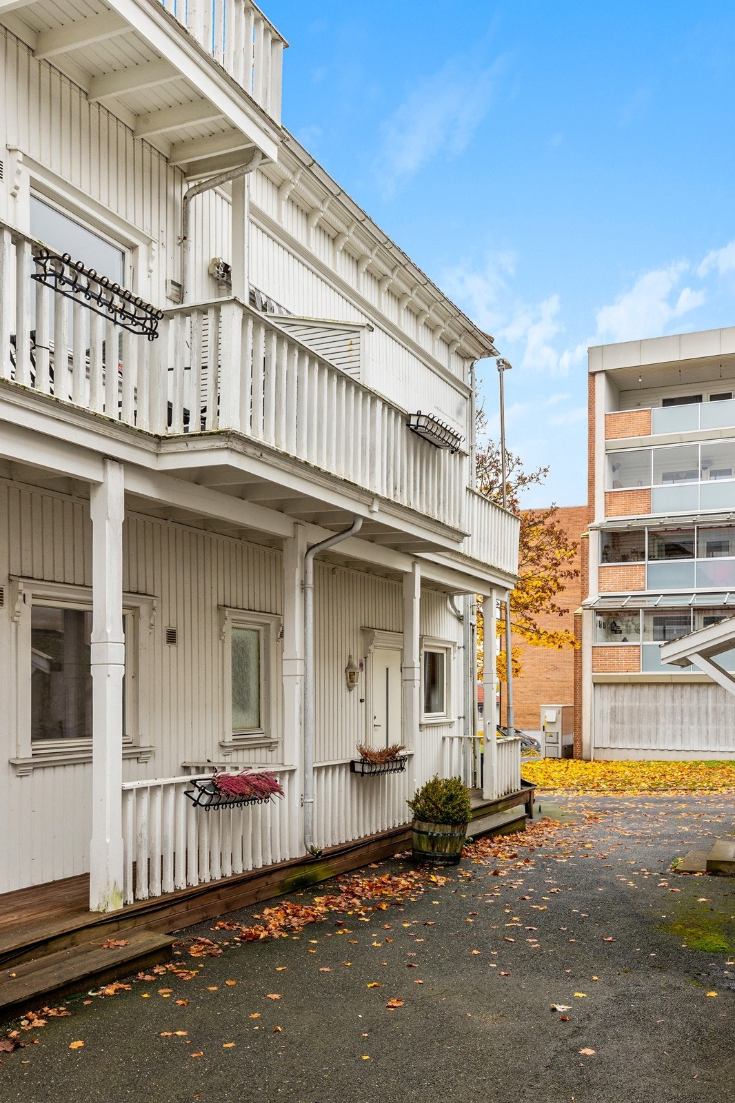 Tomten er felles for sameiet, og det er asfaltert gårdsplass Galleribilde