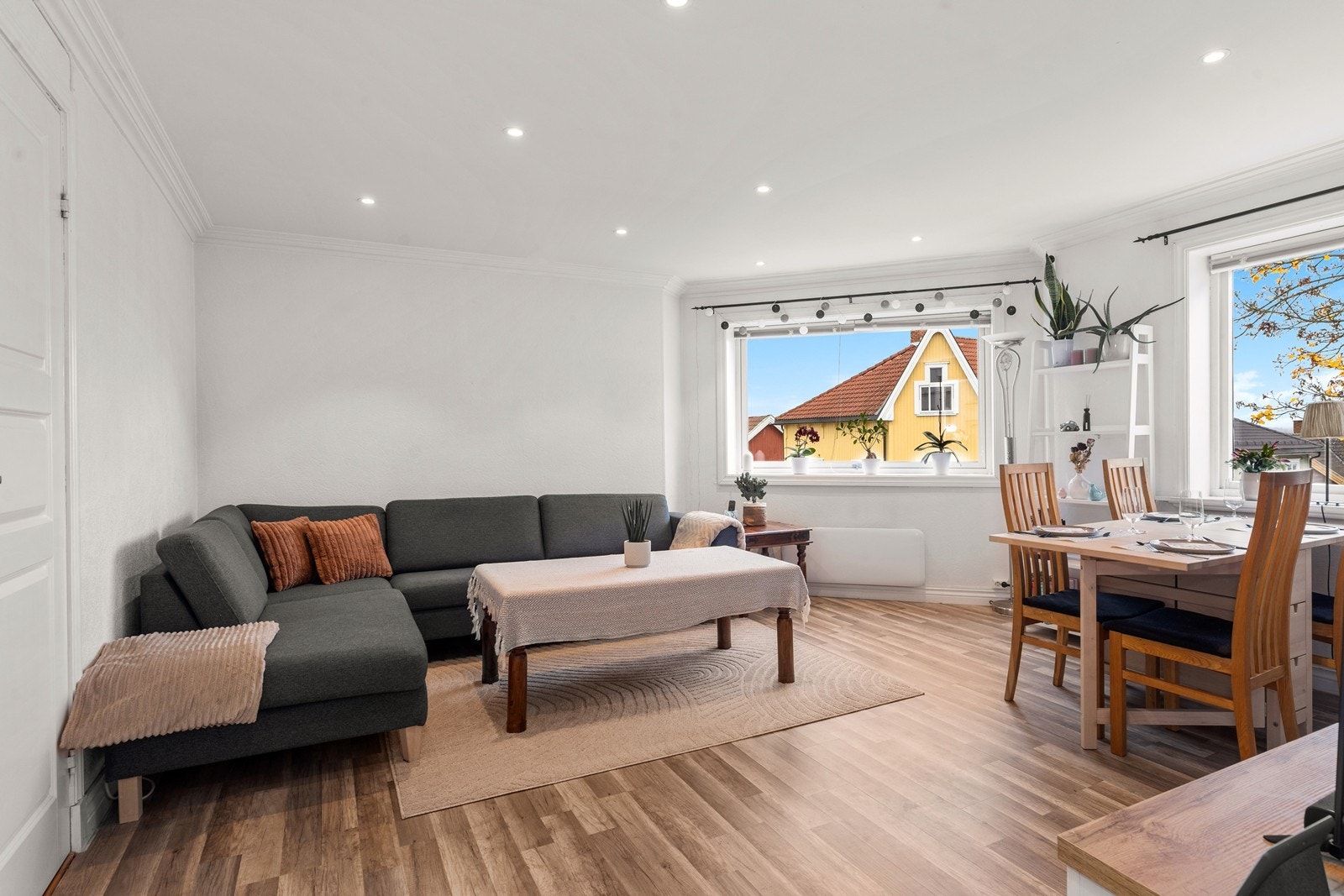 Innvendige overflater har lyse, nøytrale farger både på vegger og i himling. Downlights i taket gir god lyssetting Galleribilde