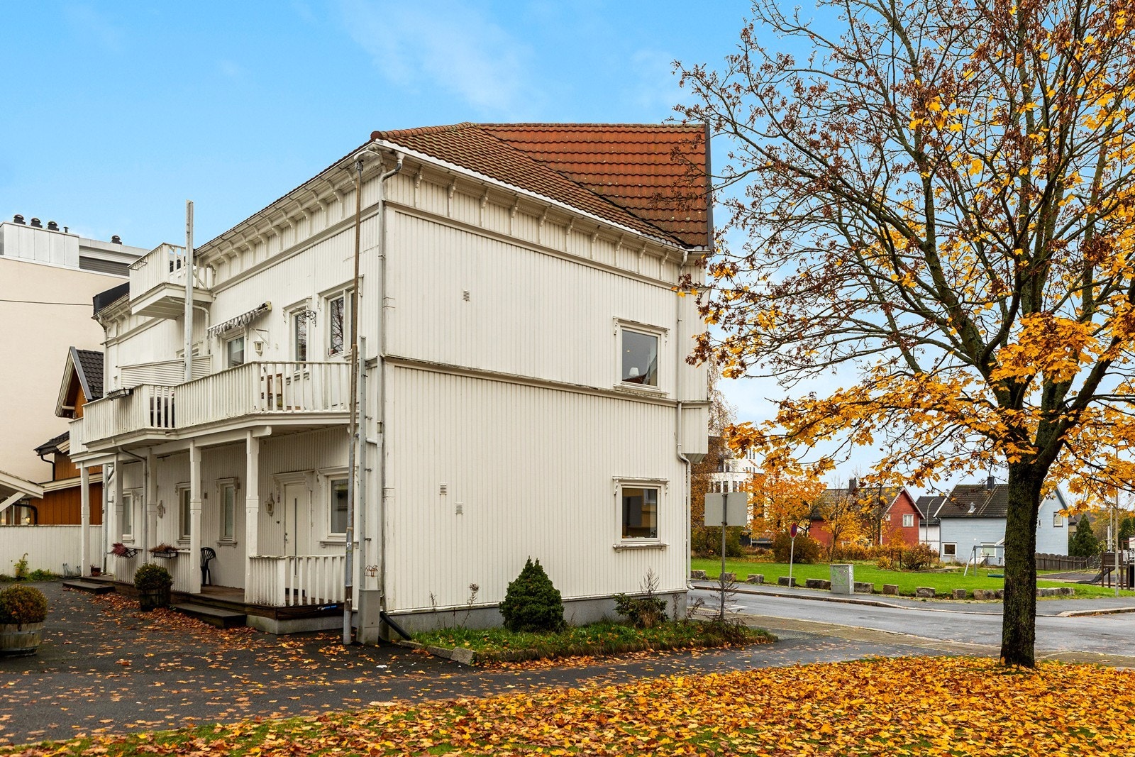 Leiligheten ligger i 2. etasje i et sameiet bestående av 6 boenheter, med to leiligheter i hver etasje. Sentral beliggenhet øst i Sarpsborg sentrum Galleribilde