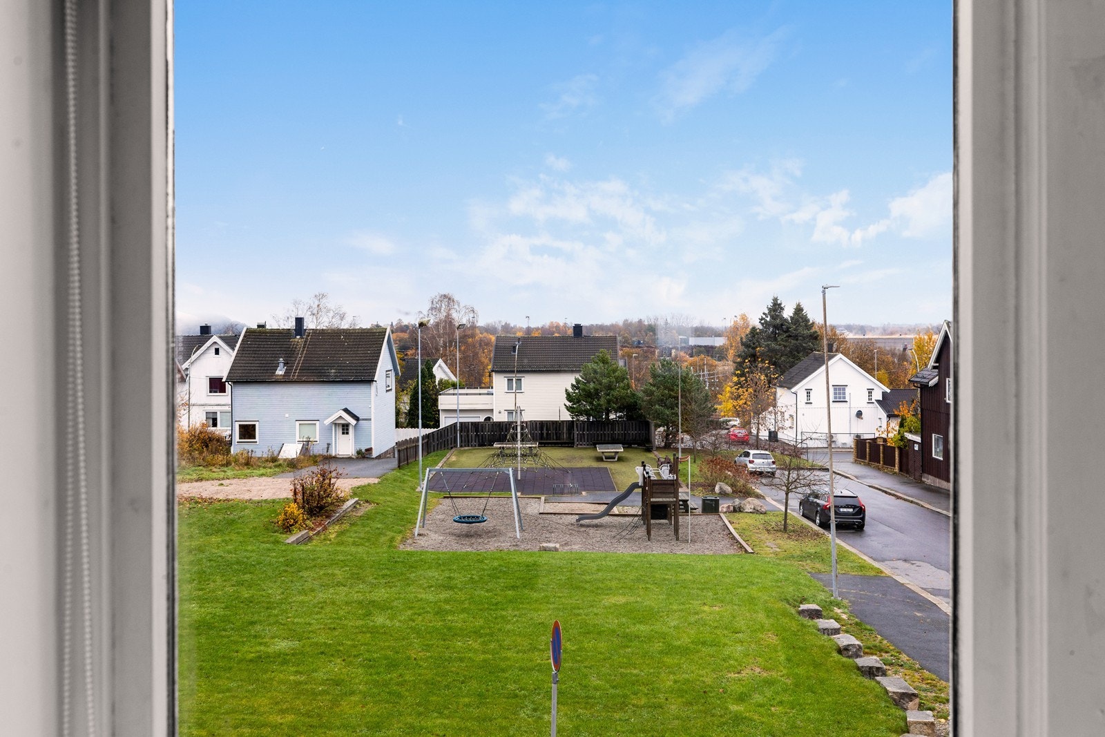 Utsikt til friområde med lekeplass Galleribilde