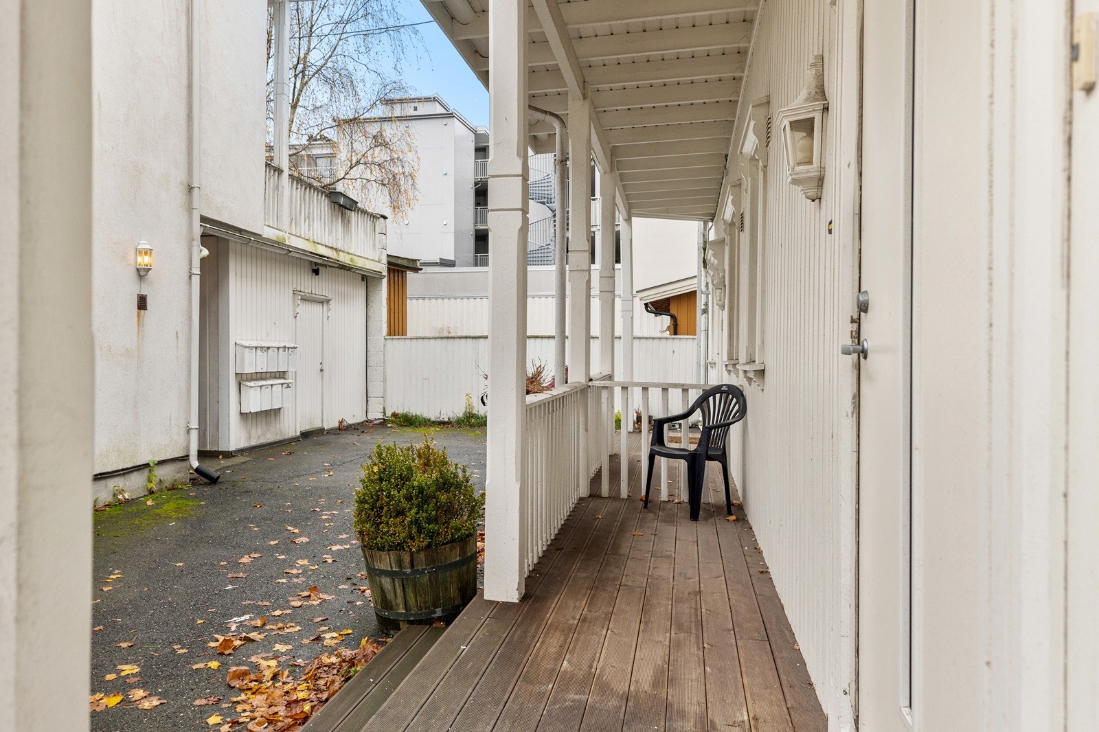 Felles inngangsdør med leiligheten i 1. etasje, som leder til innvendig trappegang til 2. etasje Galleribilde