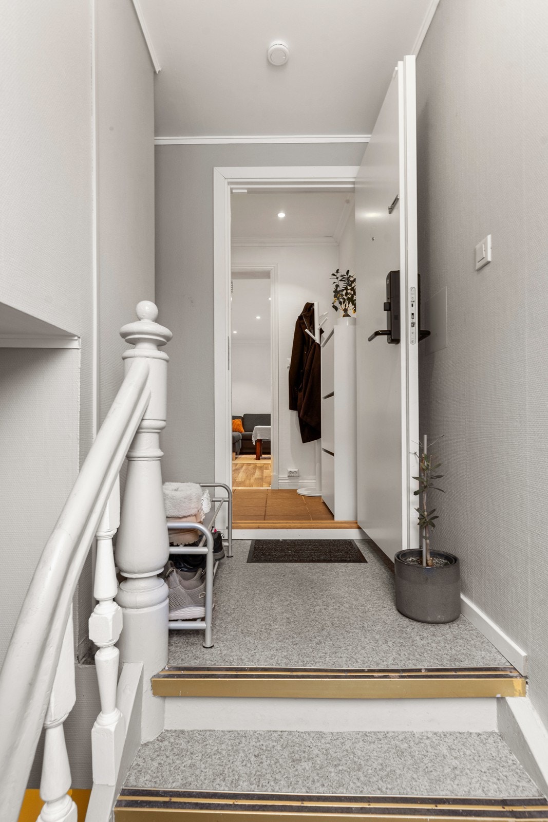 Innvendig trappegang fra felles inngangsdør i 1. etasje, til leilighetens inngangsdør Galleribilde