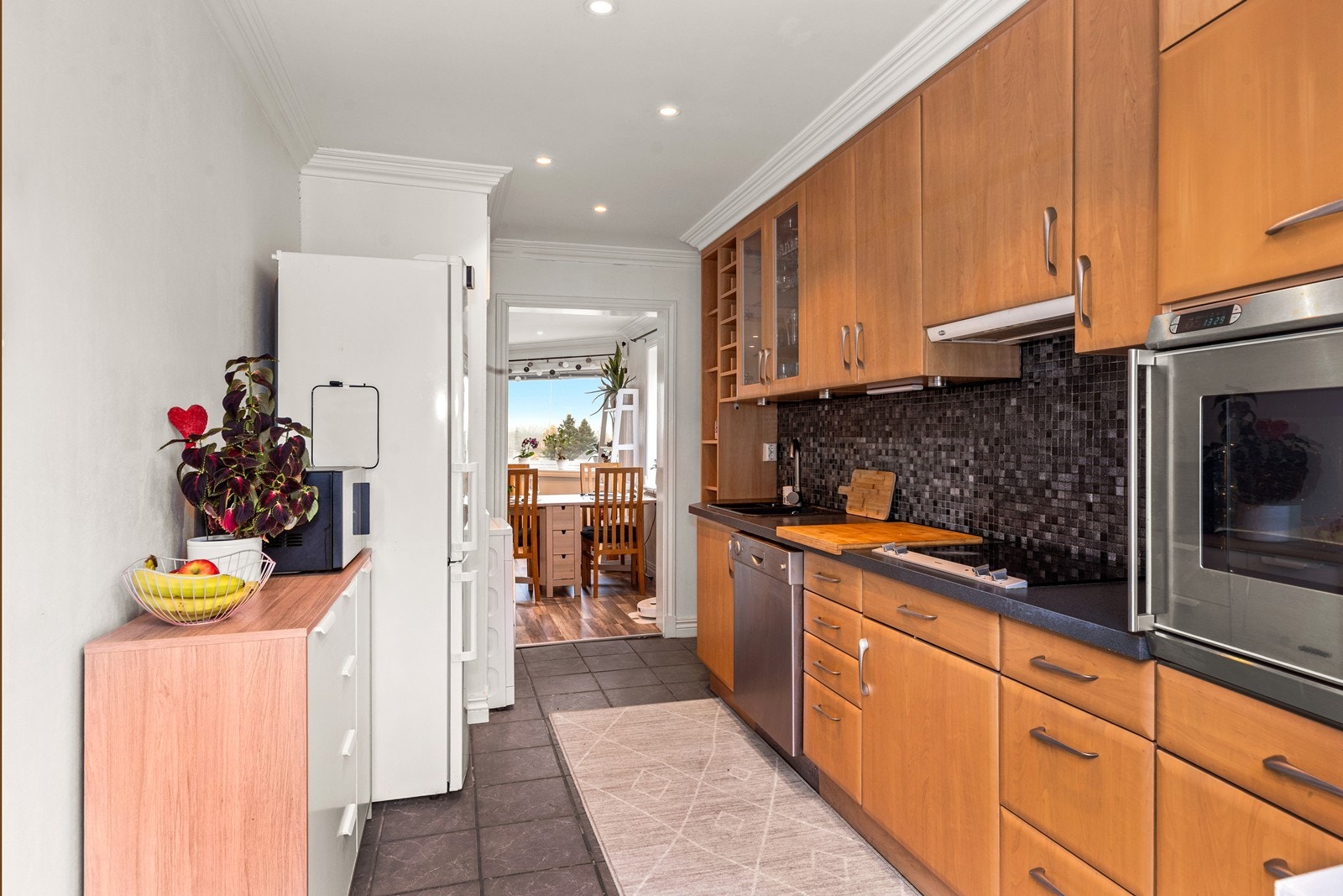 Kjøkkeninnredningen har slette fronter og laminerte benkeplater. Det er integrert koketopp og stekeovn, øvrige hvitevarer er frittstående Galleribilde