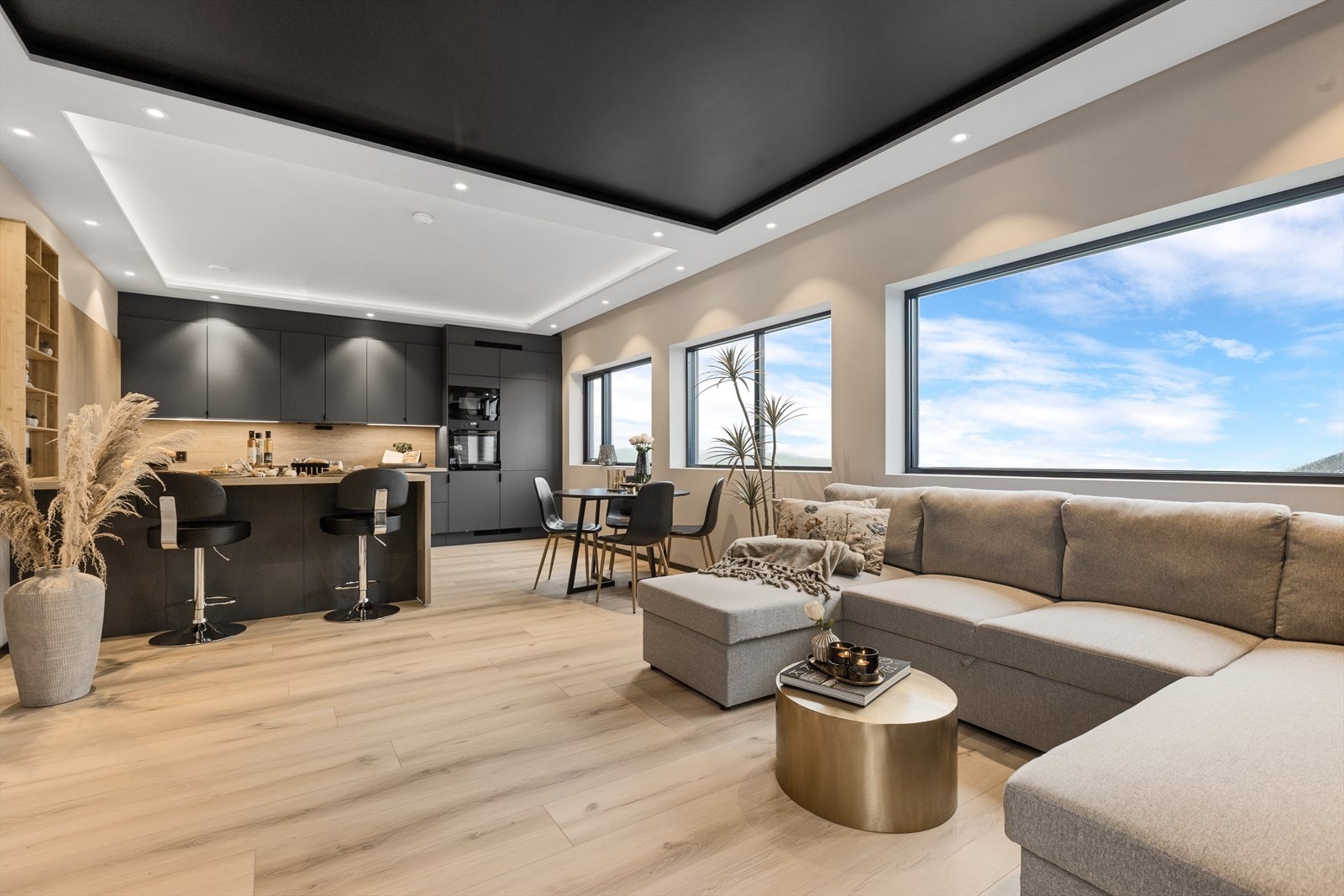 Vannbåren gulvvarme i alle rom tilkoblet Nibe F470 avtrekksvarmepumpe. En komplett, energieffektiv avtrekksvarmepumpe som gir både gulvvarme, varmtvann, balansert ventilasjon, forvarmet luft og varmegjenvinning Galleribilde