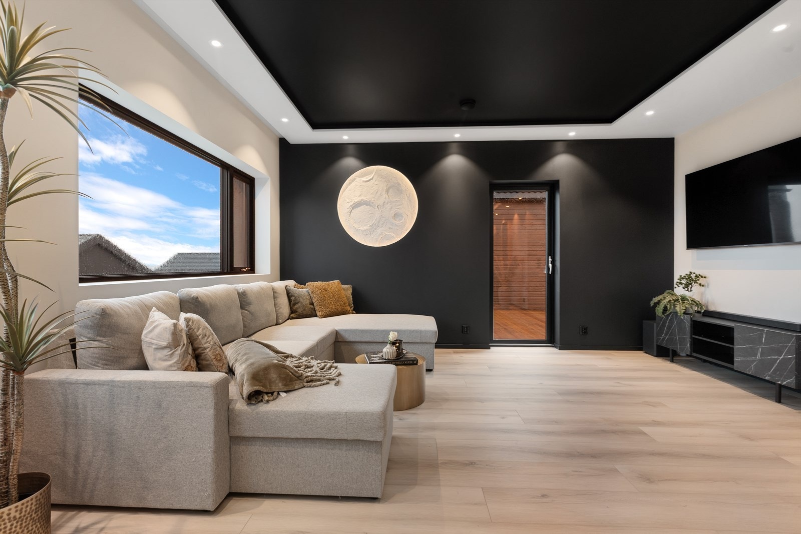 Leiligheten er meget godt utstyrt i forhold til takbelysning i alle rom med til sammen hele 40 downlights! Galleribilde