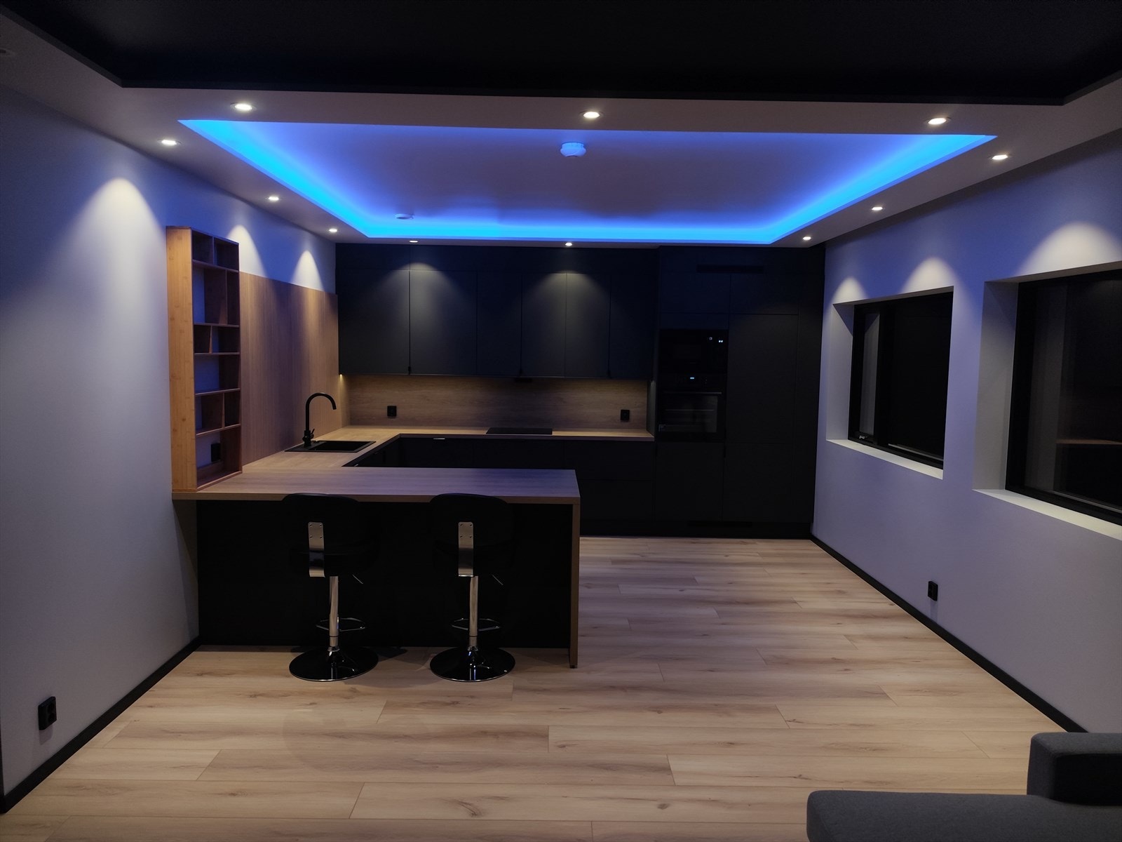 LED belysning i kjøkkentaket med mulighet for farget lys Galleribilde