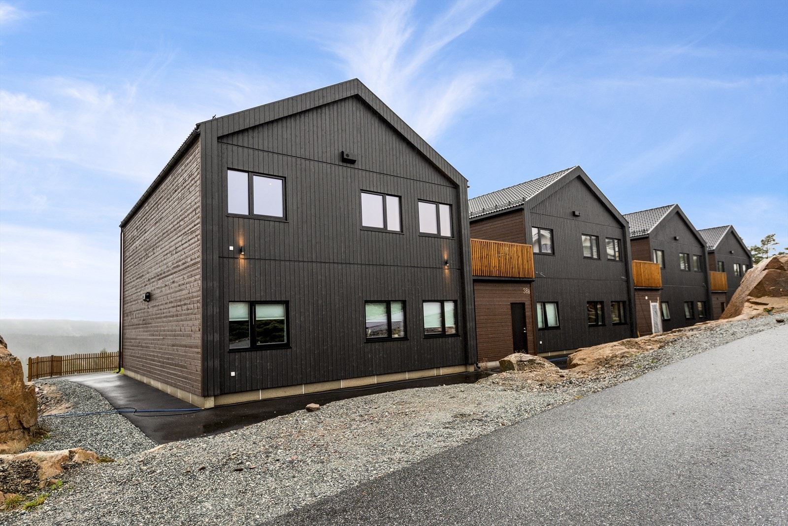 Her kan du bosette deg i et nyetablert, høyt og fritt beliggende boligfelt bestående av eneboliger og småhusbebyggelse/leiligheter, ca. 4 km fra Halden sentrum, på et høydedrag med gode solforhold og med naturen tett på Galleribilde