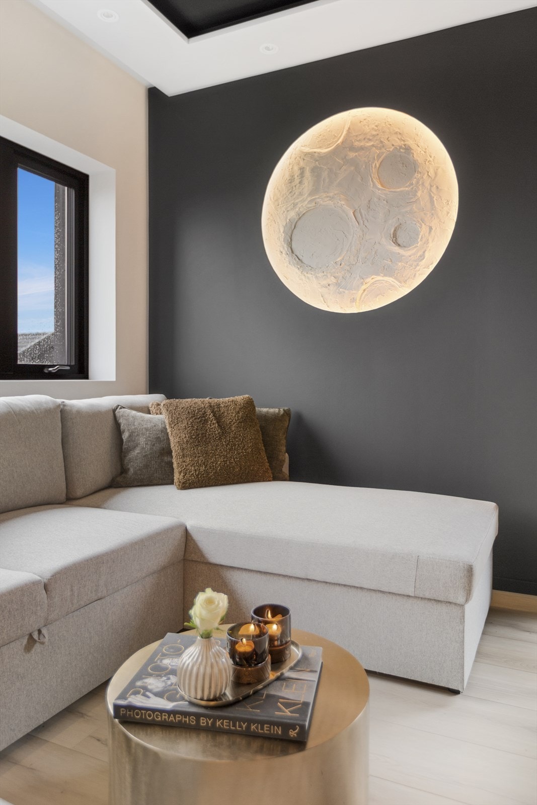 I kontrastveggen i stue er det laget et kreativt kunstverk med Innfelt LED belysning Galleribilde