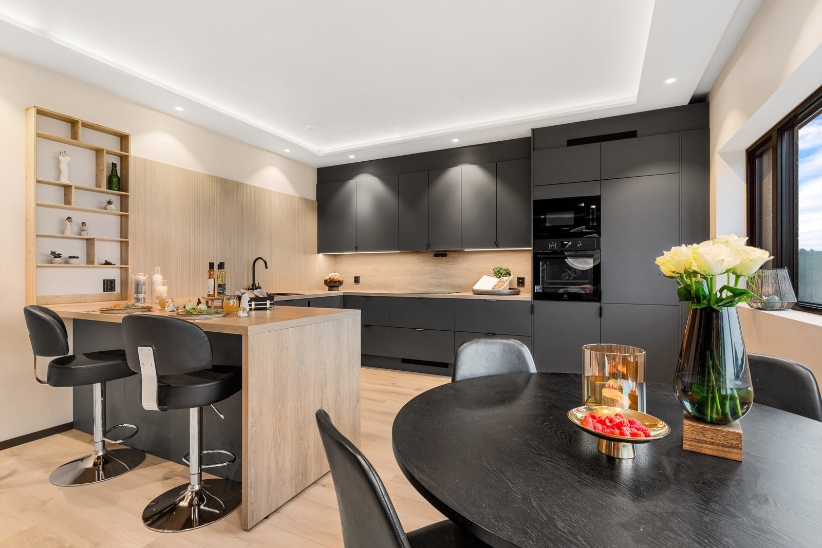 Kjøkkenet er utstyrt med integrerte hvitevarer (komfyr, induksjonsplatetopp, microovn, oppvaskmaskin og kjøle/fryseskap). Elektronisk lekkasjestoppventil og komfyrvakt Galleribilde