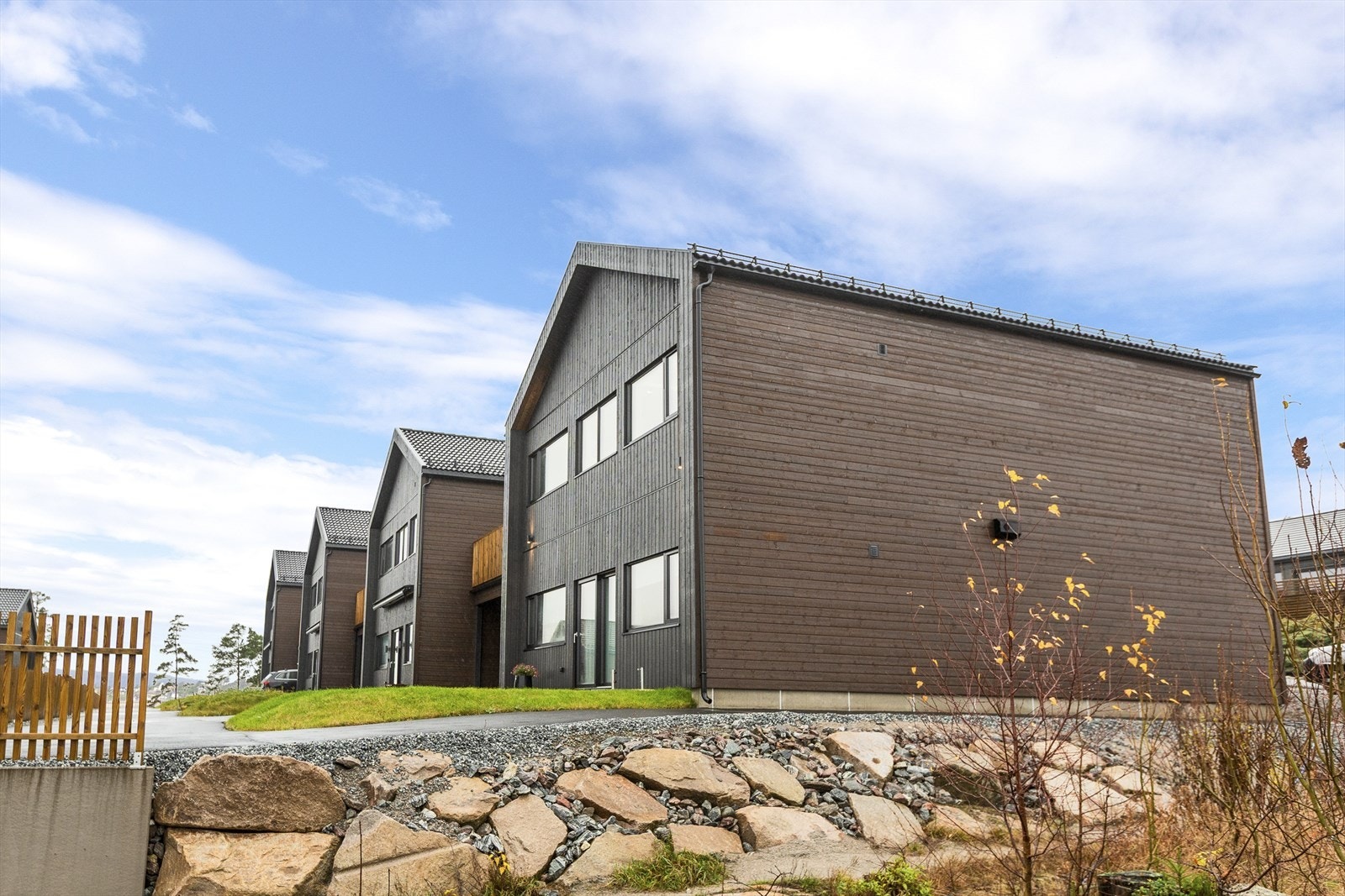 Området ligger mellom Måstad og Vold skog og det er kort vei ned til Risumsletta med flere dagligvarebutikker, Kongeveien barneskole, Risum ungdomsskole, Fredriksten festning med diverse konserter og kulturarrangementer og Halden golfklubbs golfbane Galleribilde