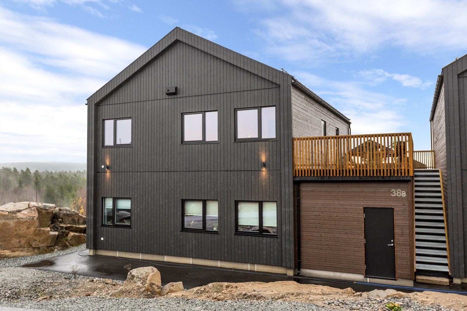 Brattåstoppen leilighetssameie er fint beliggende i enden av hele boligfeltet i blindvei og sameiets tomt grenser mot regulert grøntområde på 2 sider. Denne leiligheten ligger i tillegg som endeleilighet helt innerst på feltet Galleribilde