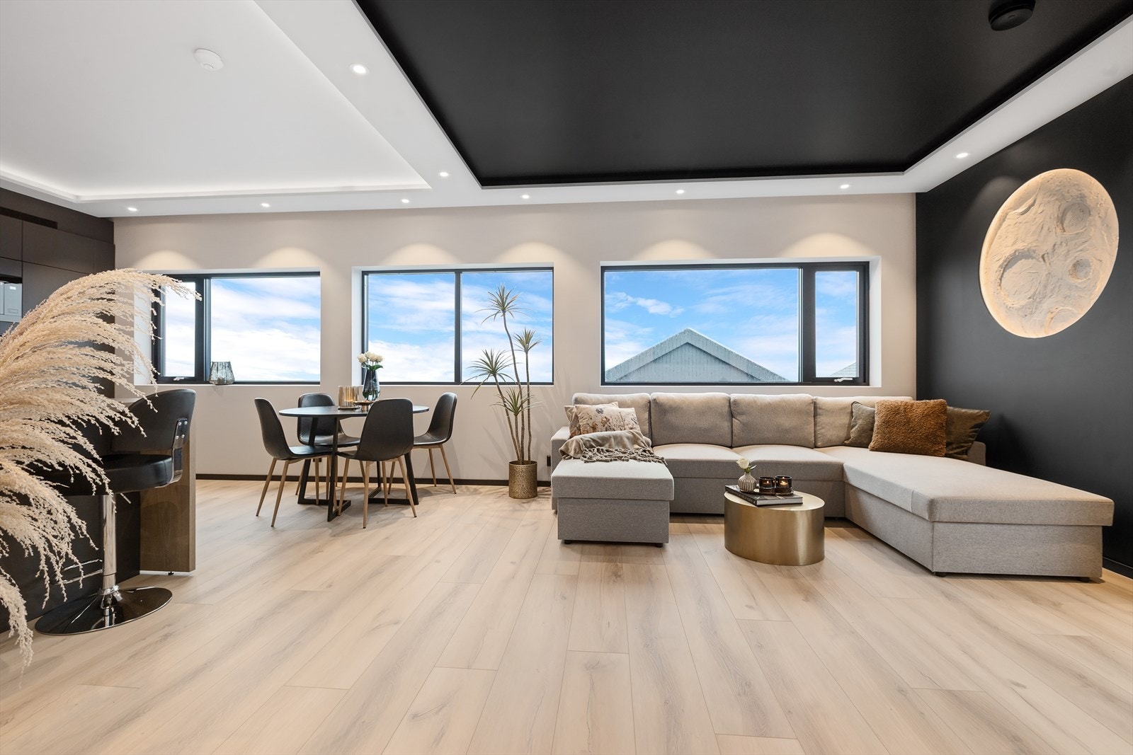 Leiligheten har en gjennomgående moderne og god standard hvor det er lagt vekt på kvalitet og funksjonelle løsninger. Takhøyde på omkring 2,64 meter i alle rom Galleribilde