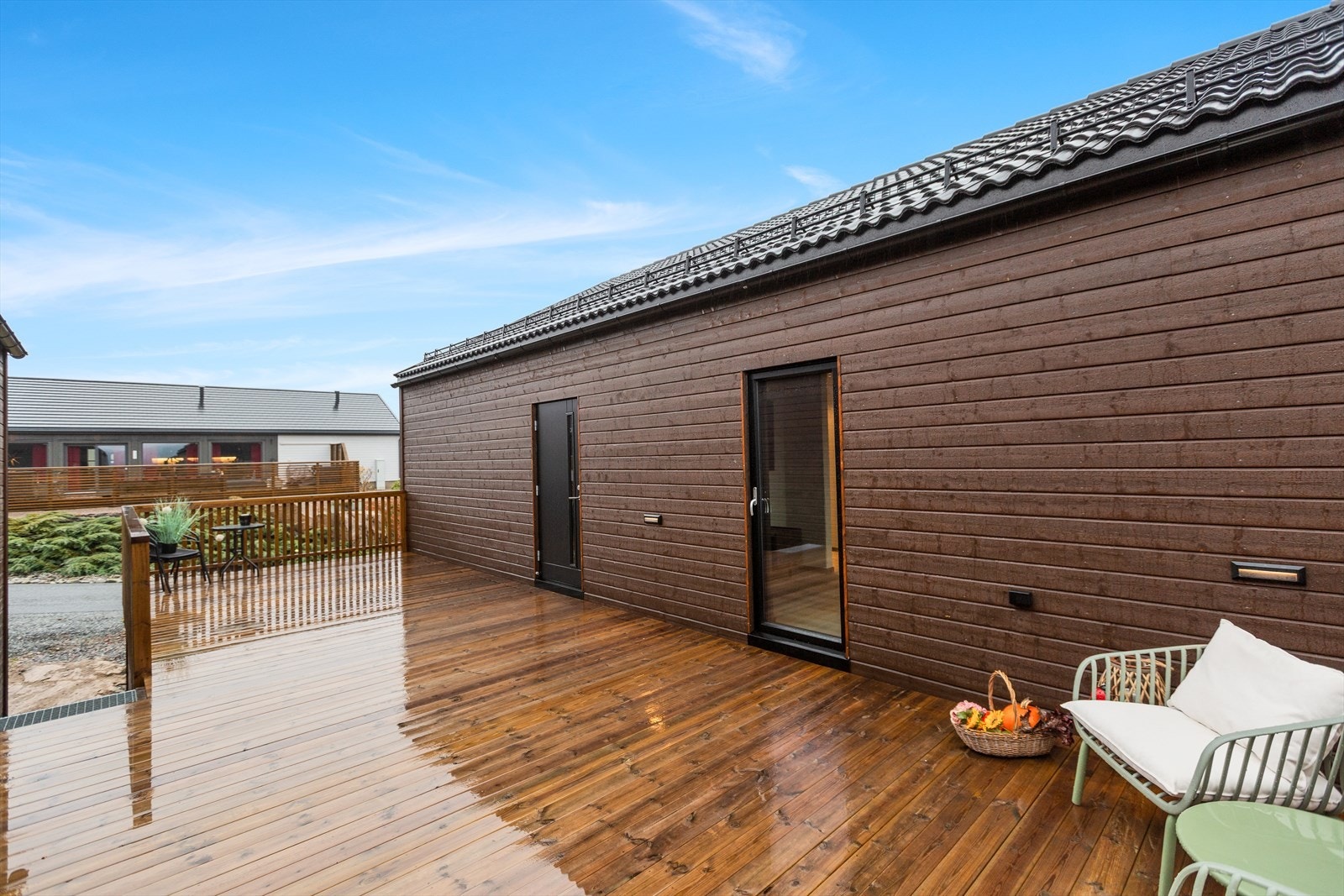 Fra gang og stue er det utgang til en egen stor og skjermet uteplass på 43 kvm Galleribilde