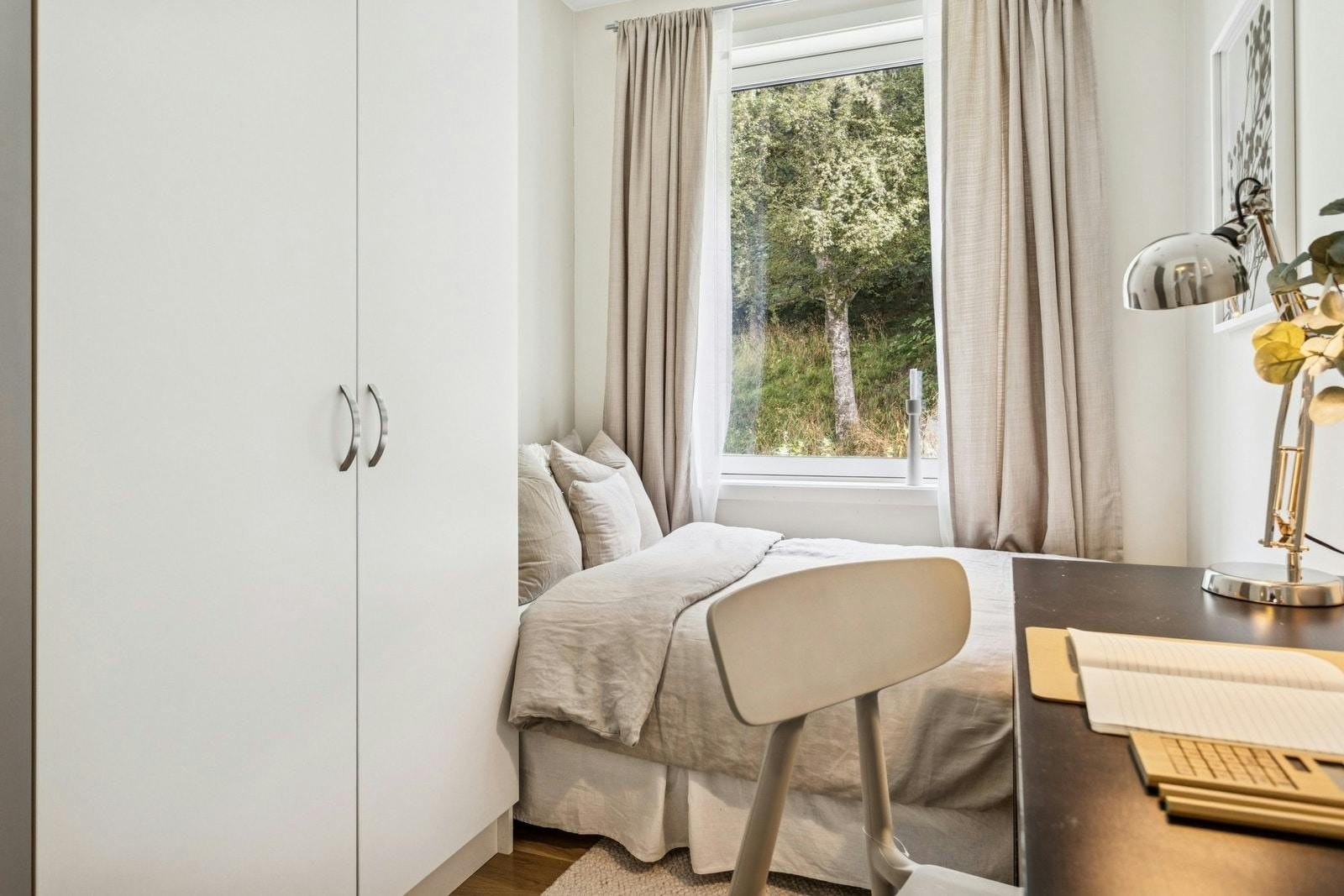 Soverom nr 2 kan benyttes som gjesterom/Kontorareal Galleribilde