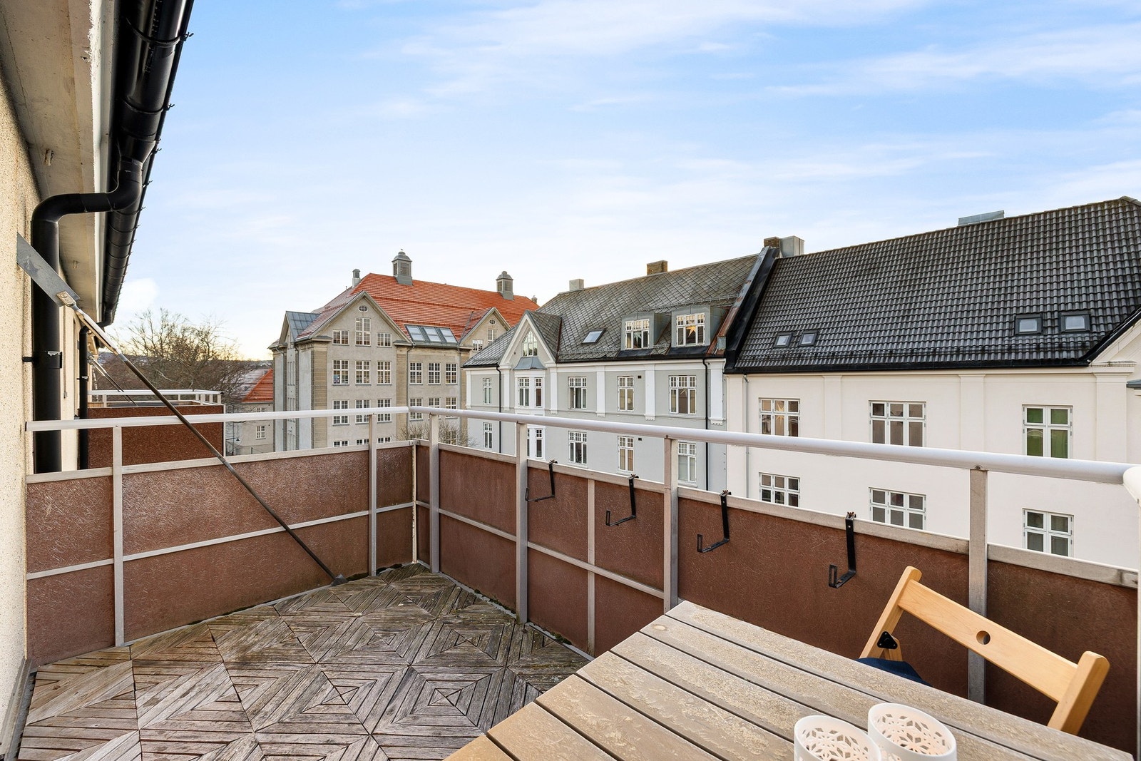 Det medfølger 1 bod på loftet og 2 boder i kjeller. Felles bod i kjeller samt felles vaskerom- og tørkeloft Galleribilde