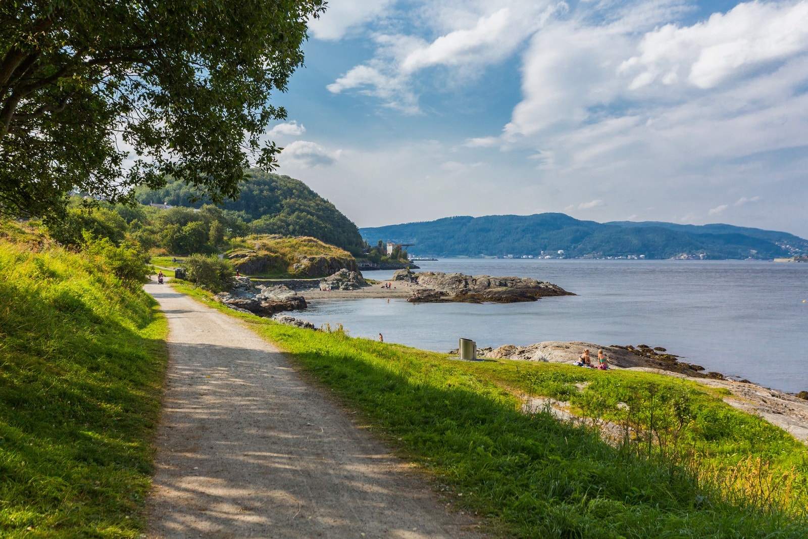 10 minutters gangavstand til Korsvika med Ladestien, med flere populære stoppesteder som Ladekaia og Sponhuset. Flere badestrender på rekke og rad Galleribilde