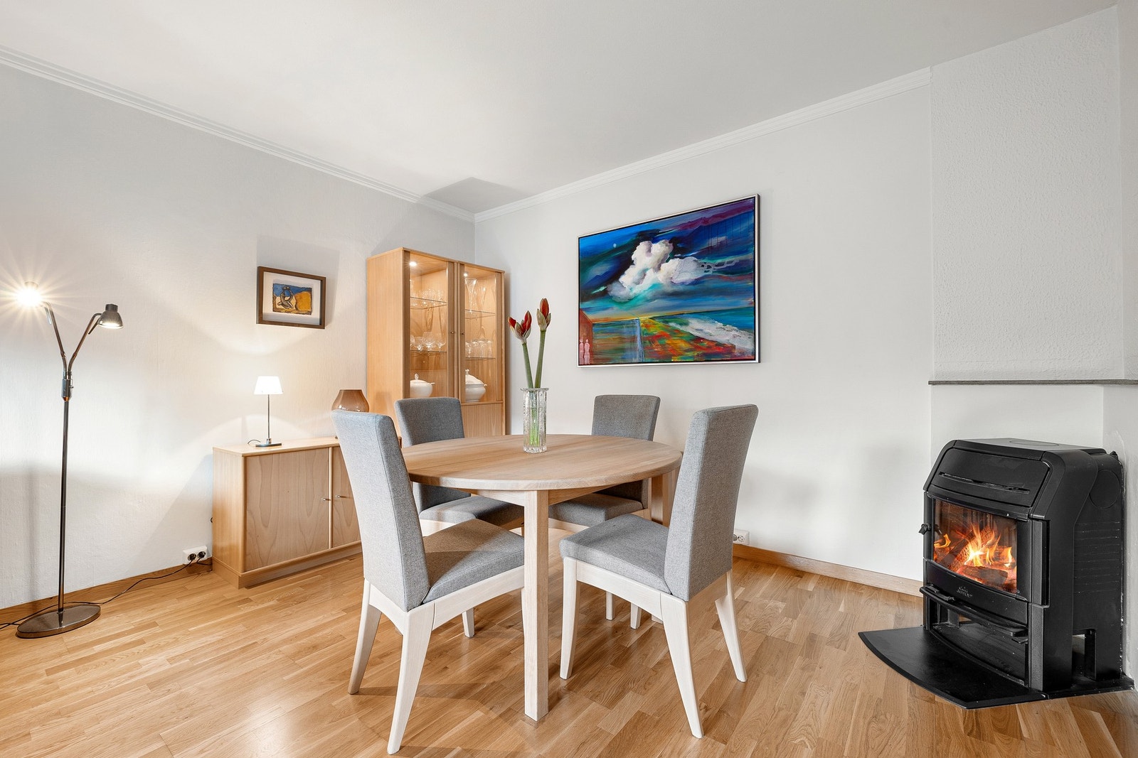 Vedfyring bidrar til en lun atmosfære og godt med varme Galleribilde