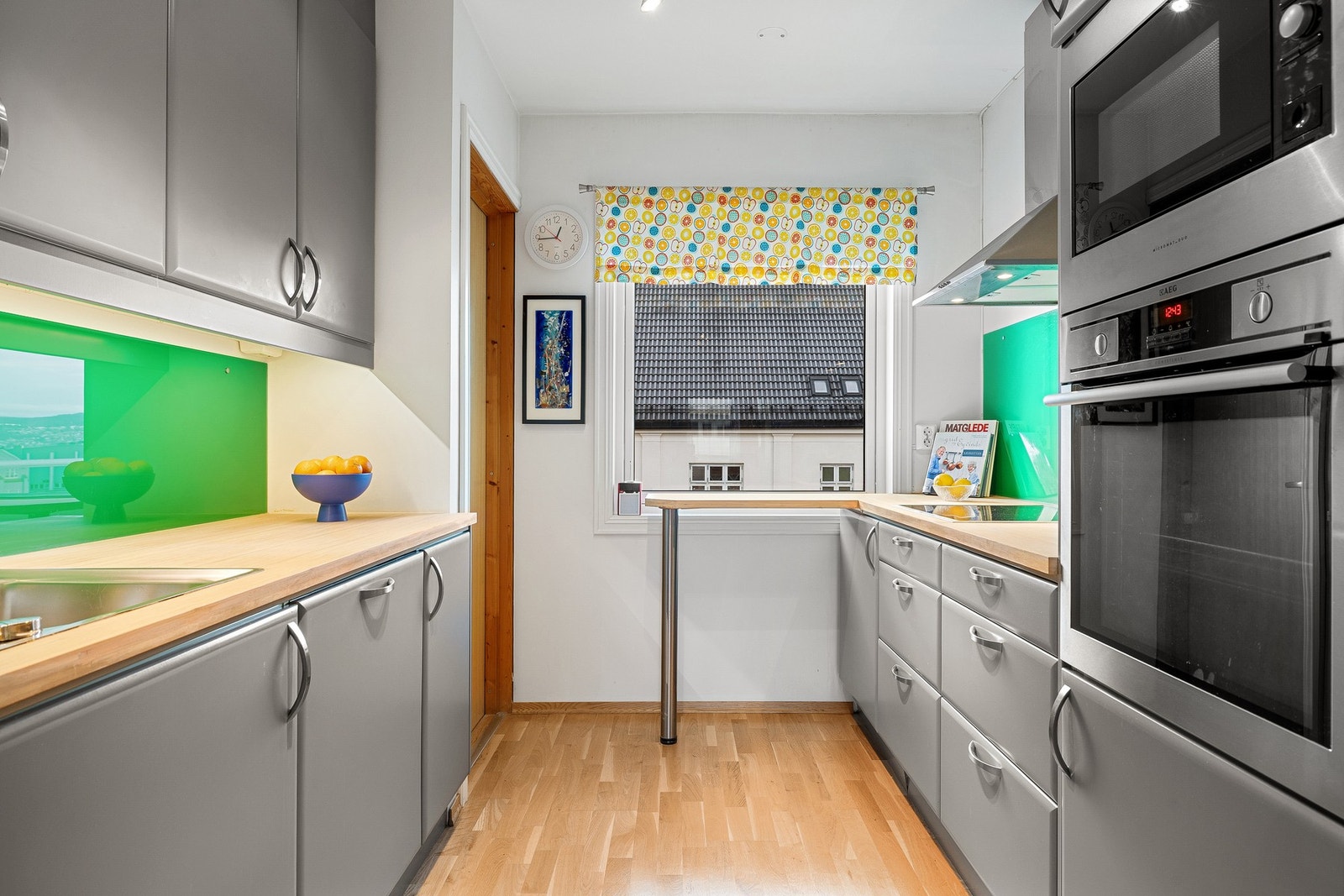 Av integrerte hvitevarer er det platetopp, stekeovn, oppvaskmaskin, mikrobølgeovn og kjøle-/fryseskap. Galleribilde