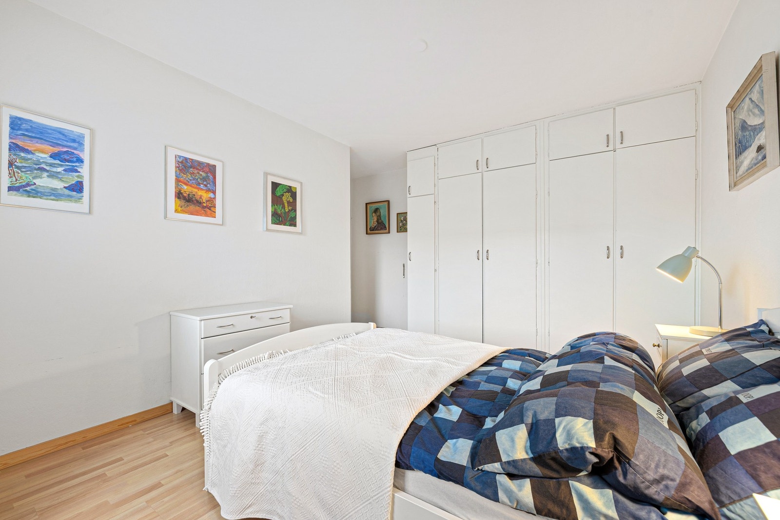 God plass til dobbeltseng. Det er også et stort plassbygd garderobeskap Galleribilde