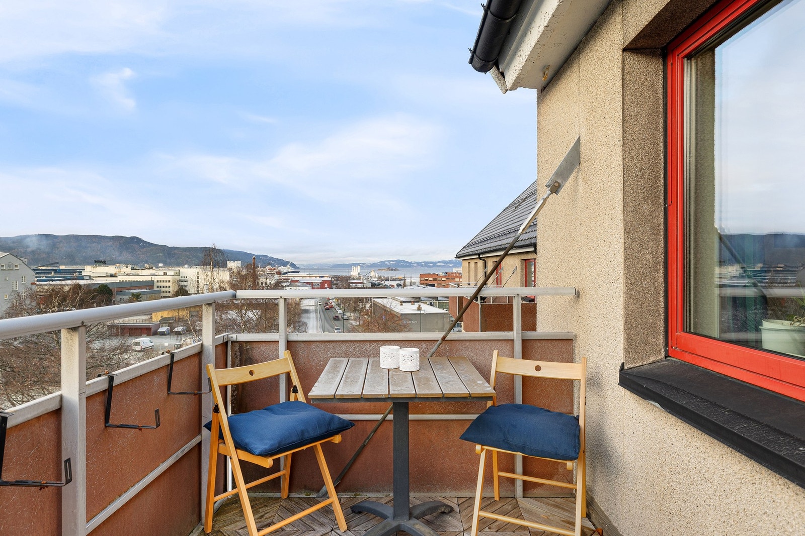 Balkongen nyter gode solforhold Galleribilde