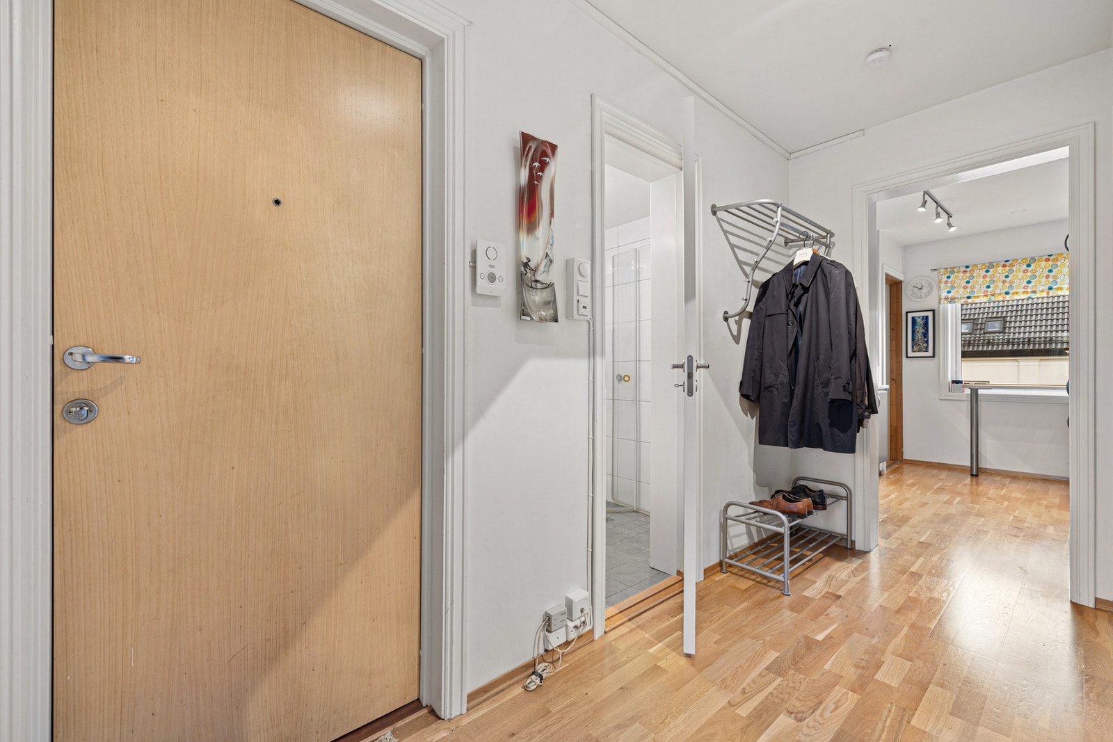 Entré på 4,8 m² som binder leiligheten sammen Galleribilde