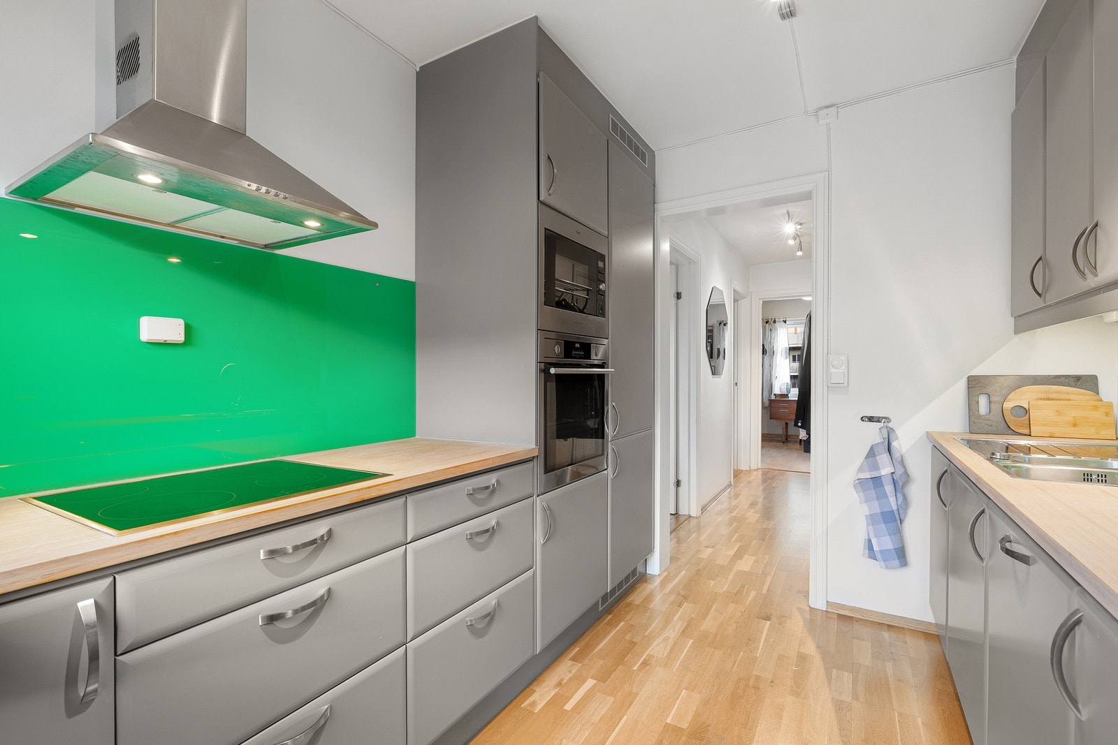 Rikelig med skap og benkeplass Galleribilde