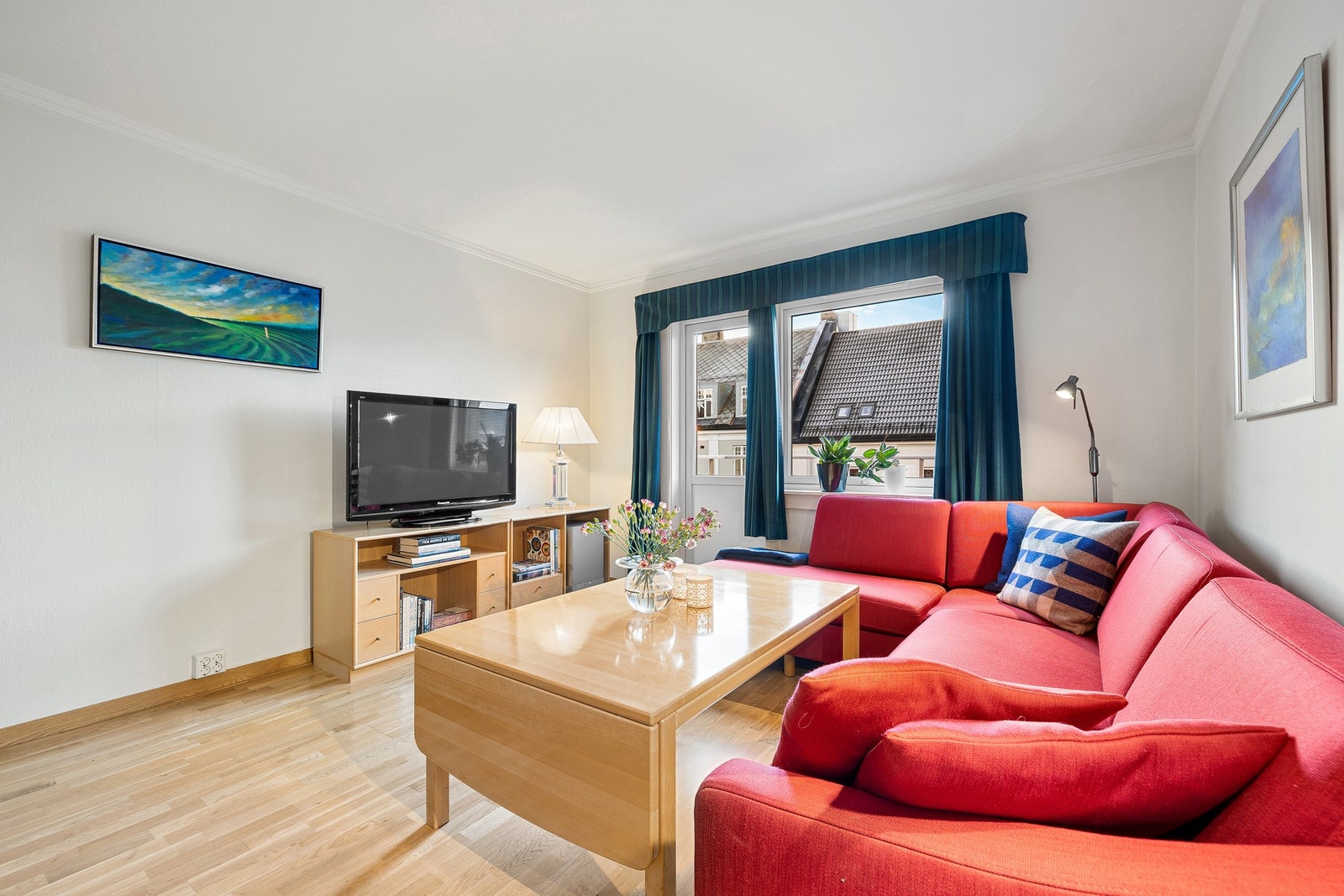 Fellesostnadene inkluderer kabel-tv/internett, trappevask, kommunale avgifter, vaktmestertjenester, renter og avdrag på fellesgjeld, bygningsforsikring m.m. Galleribilde