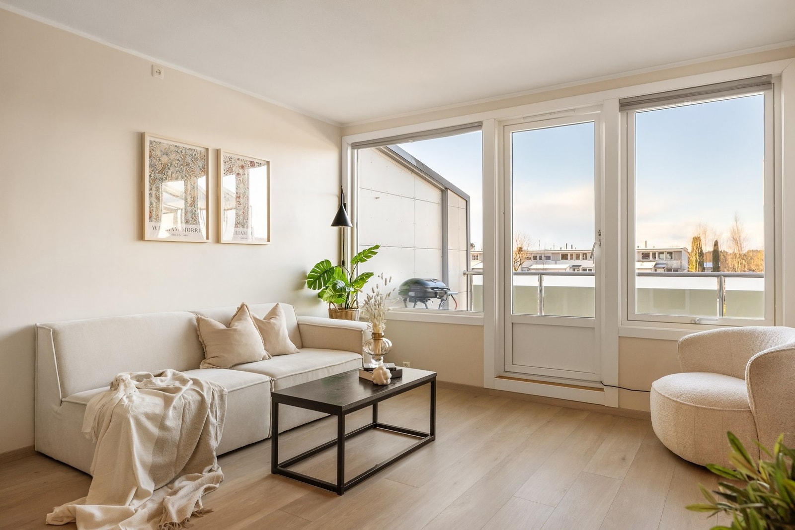 Store vindusflater sørger for rikelig med lysinnslipp og skaper en god atmosfære i rommet Galleribilde