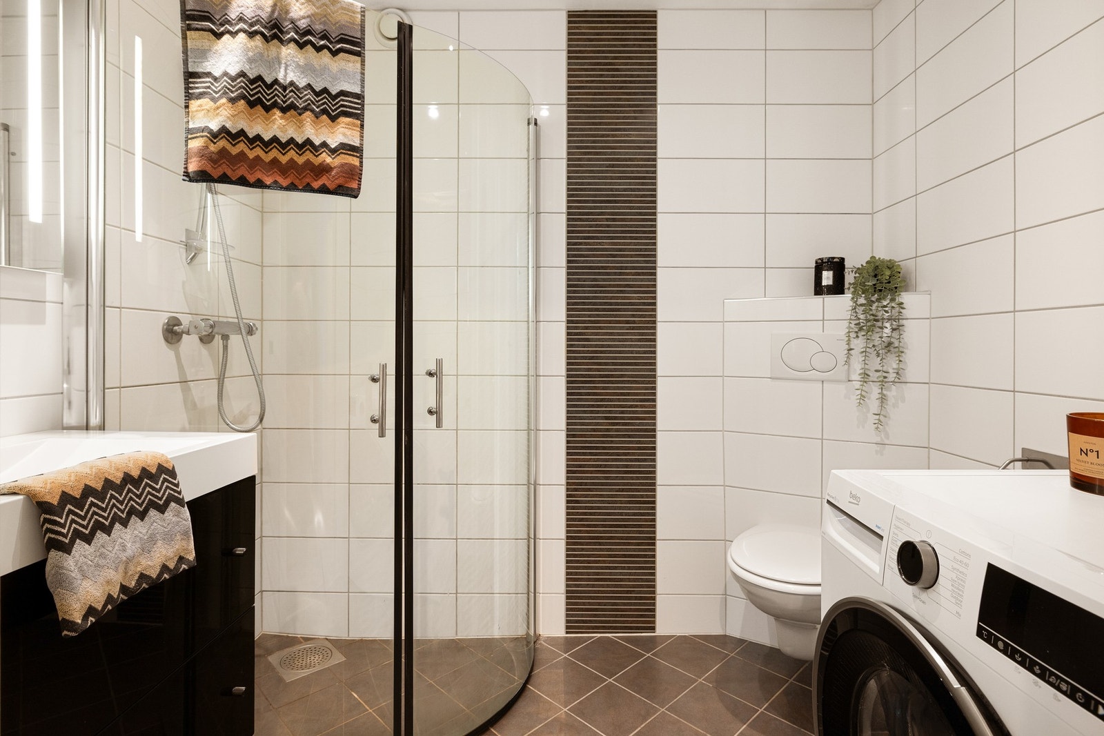 Flislagt bad med elektriske varmekabler i gulv Galleribilde