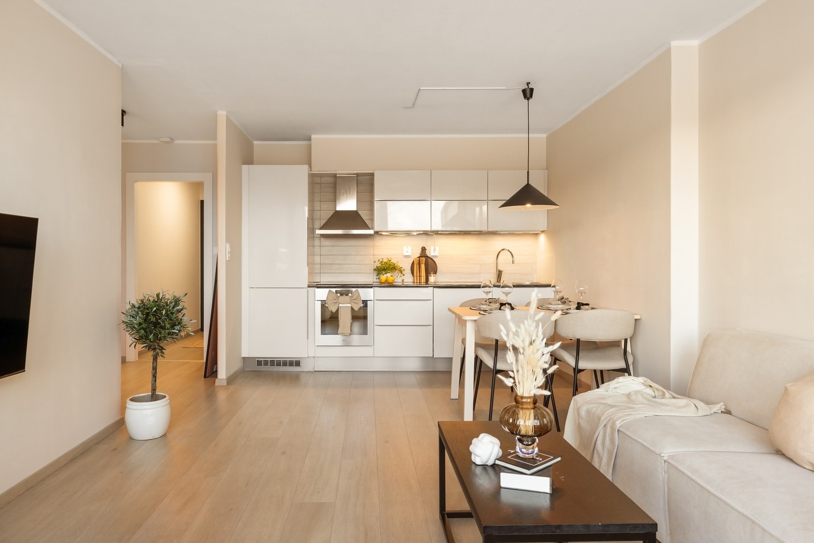 Stuen er romslig og kan enkelt innredes med både sofa- og sittegruppe Galleribilde