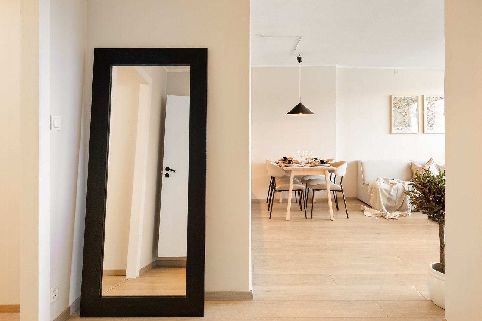 Fra inngangspartiet ledes man naturlig inn til boligens samlingspunkt, stuen Galleribilde